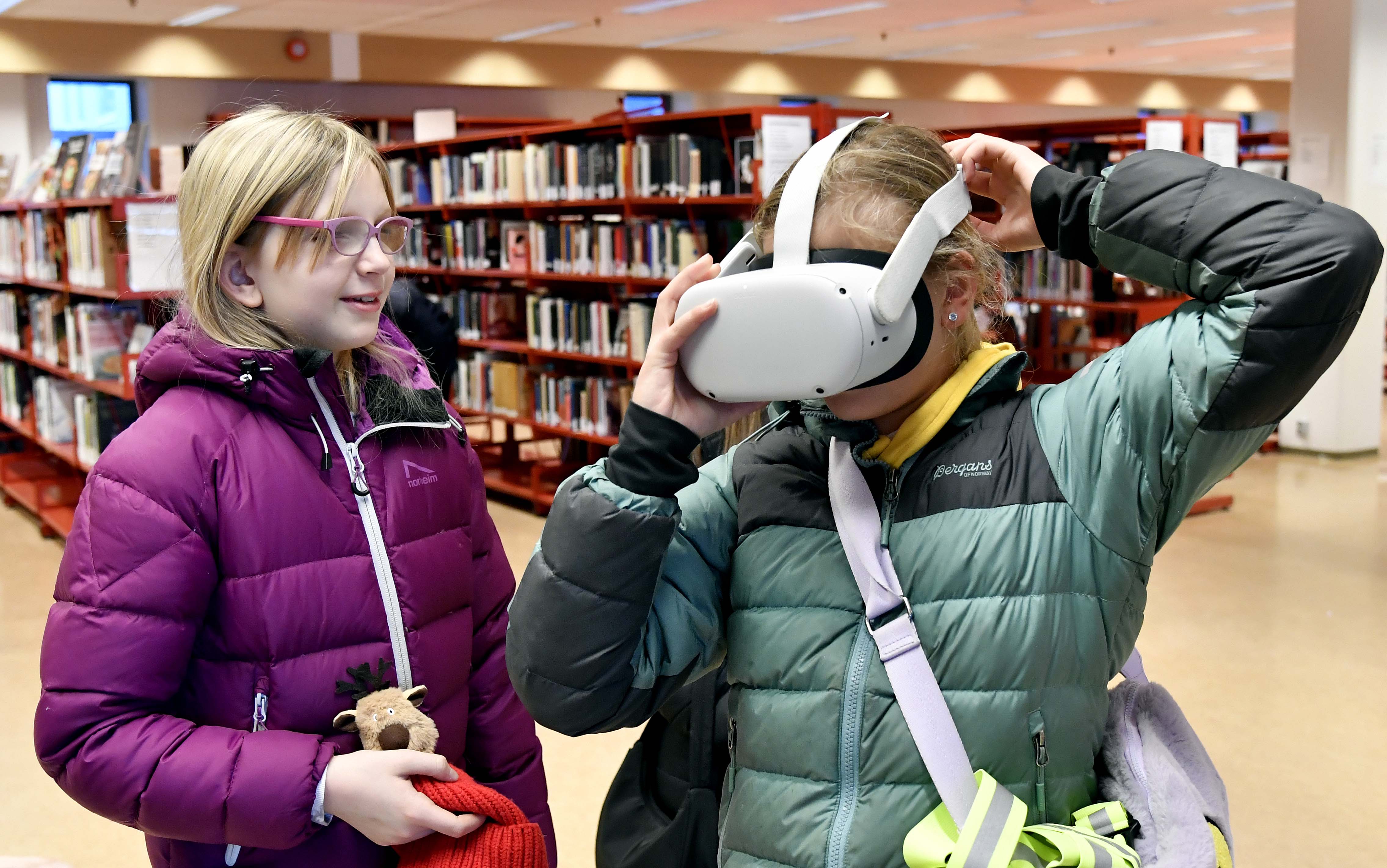 VR-briller var et av høydepunktene under Girl.Tech (Fest) på Ålesund bibliotek.