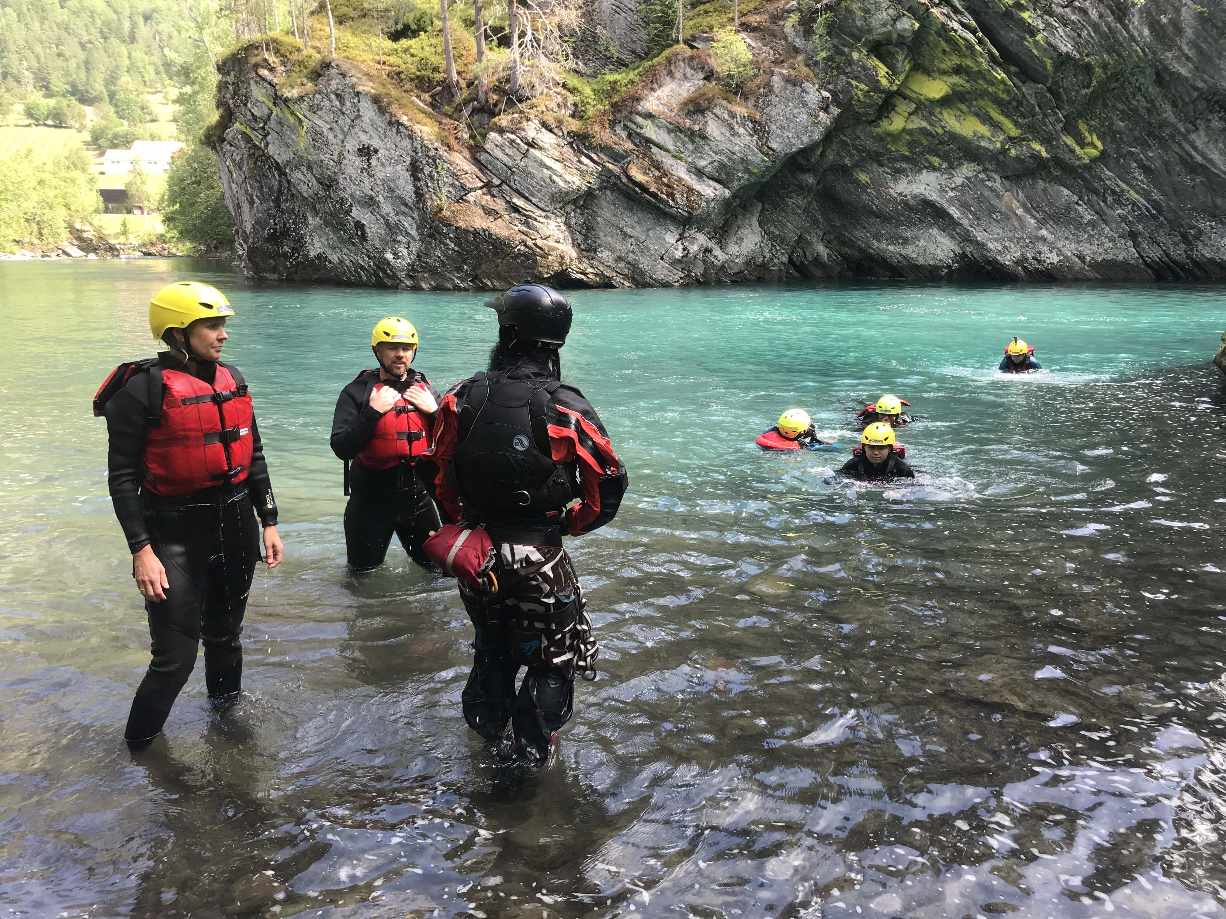 Det skal utvikles og lanseres minimum ti bærekraftige reiselivsprodukt der minst halvparten blir gjennomført utenfor hovedsesongen og spredd i fylket. Reiselivsaktører inviteres med på laget. Her fra Valldal der Uteguiden har med seg deltakere på Juving. (Foto: Trine Klemetsen)