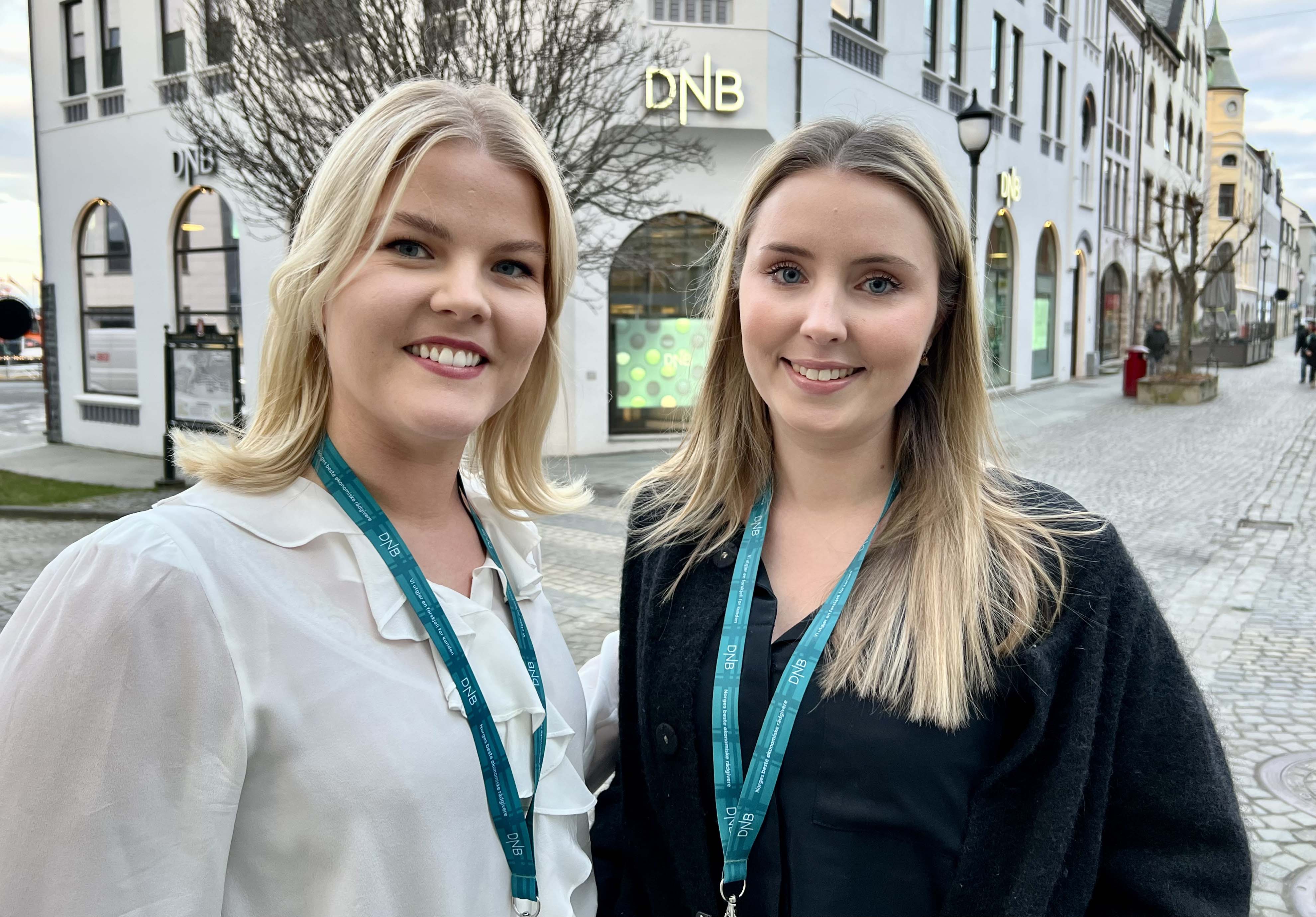 Banksjef for personmarkedet i DNB i Ålesund Anna Gran Berild (t.v) sammen med finansrådgiver Charlotte Lillenes.