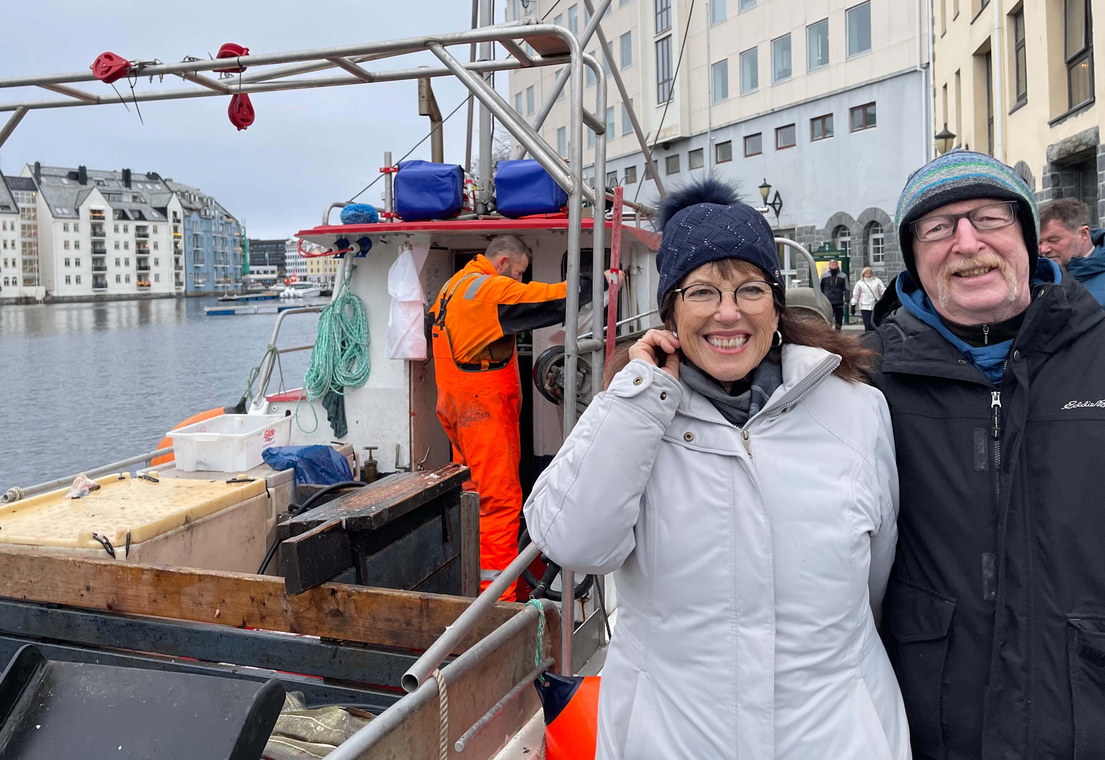 Nede langs kaikanten i Ålesund by fikk de oppleve de lokale fiskerne med fangsten på nært hold.