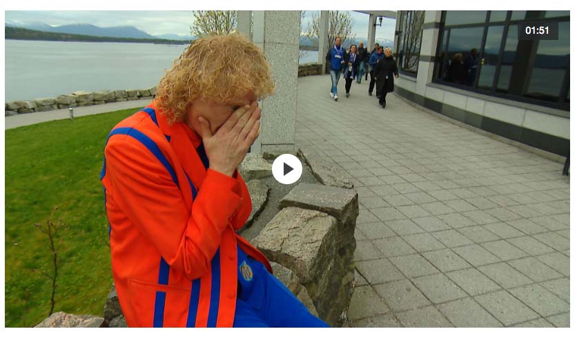 Gunnar Ståle Langeland i sluttminuttene utenfor Aker stadion. Følelser. (Skjermdump fra NRK Møre og Romsdal)