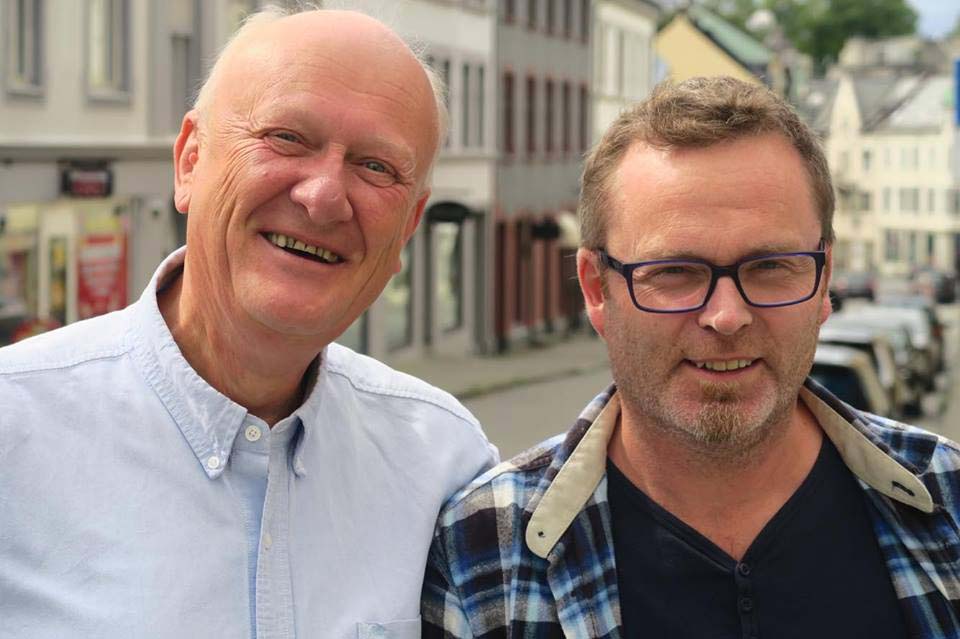 Festivalsjef Terje Devold og teknisk ansvarlig Lasse Søgnebotten er i full sving med praktiske oppgaver for å være helt klare til åpningen av festivalarenaen på torsdag.