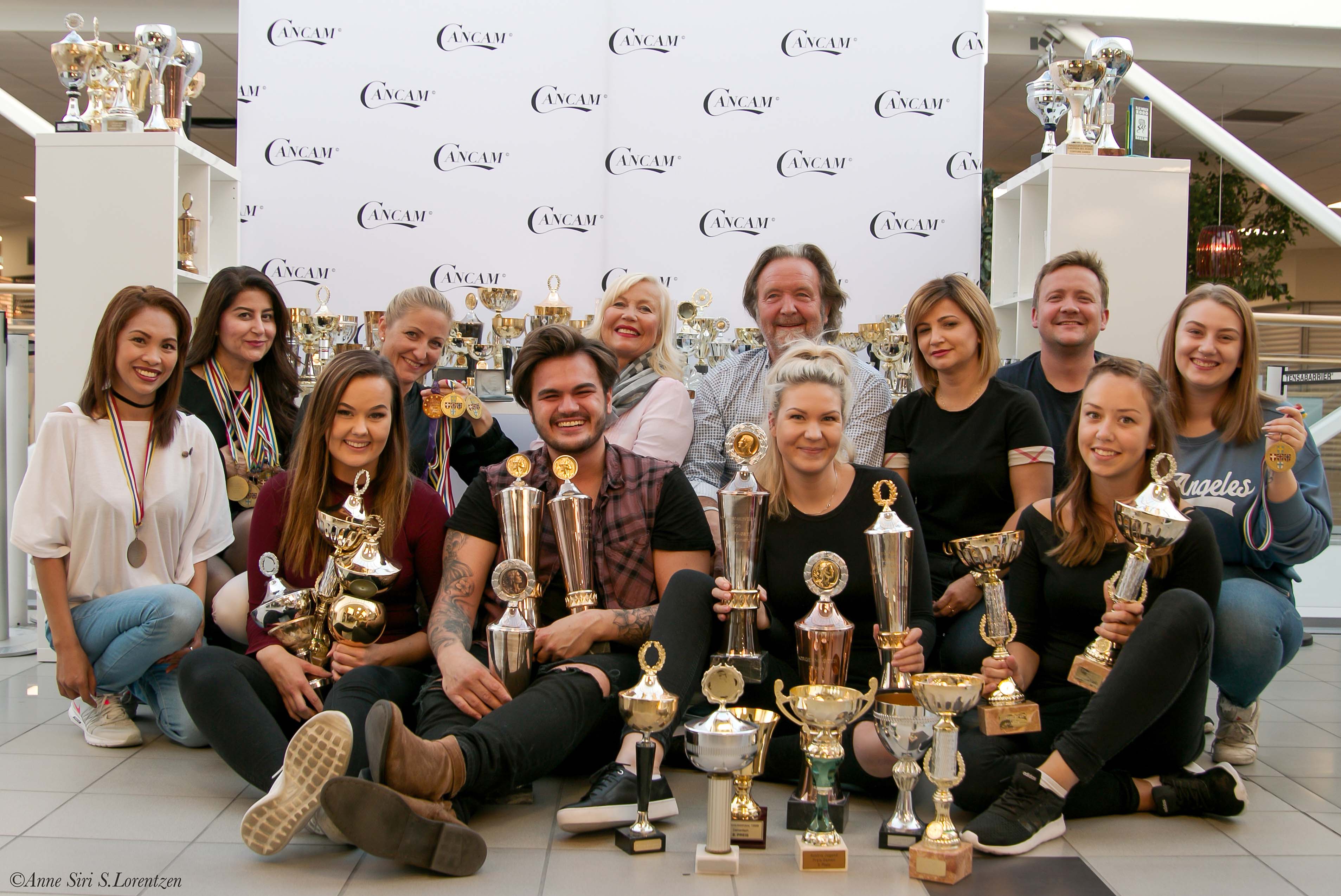 En glad gjeng med ansatte: Foran fra venstre: Karoline Furset, Joakim Sumstad, Marlene Gangstøe, Veronika Ervik. Bak (f.v.) Grace Silva, Halat Lied, Marthe Lorentzen, Laila Lorentzen, Torstein Lorentzen, Evelina De Lage, Andreas Lorentzen, Line Kauserud.