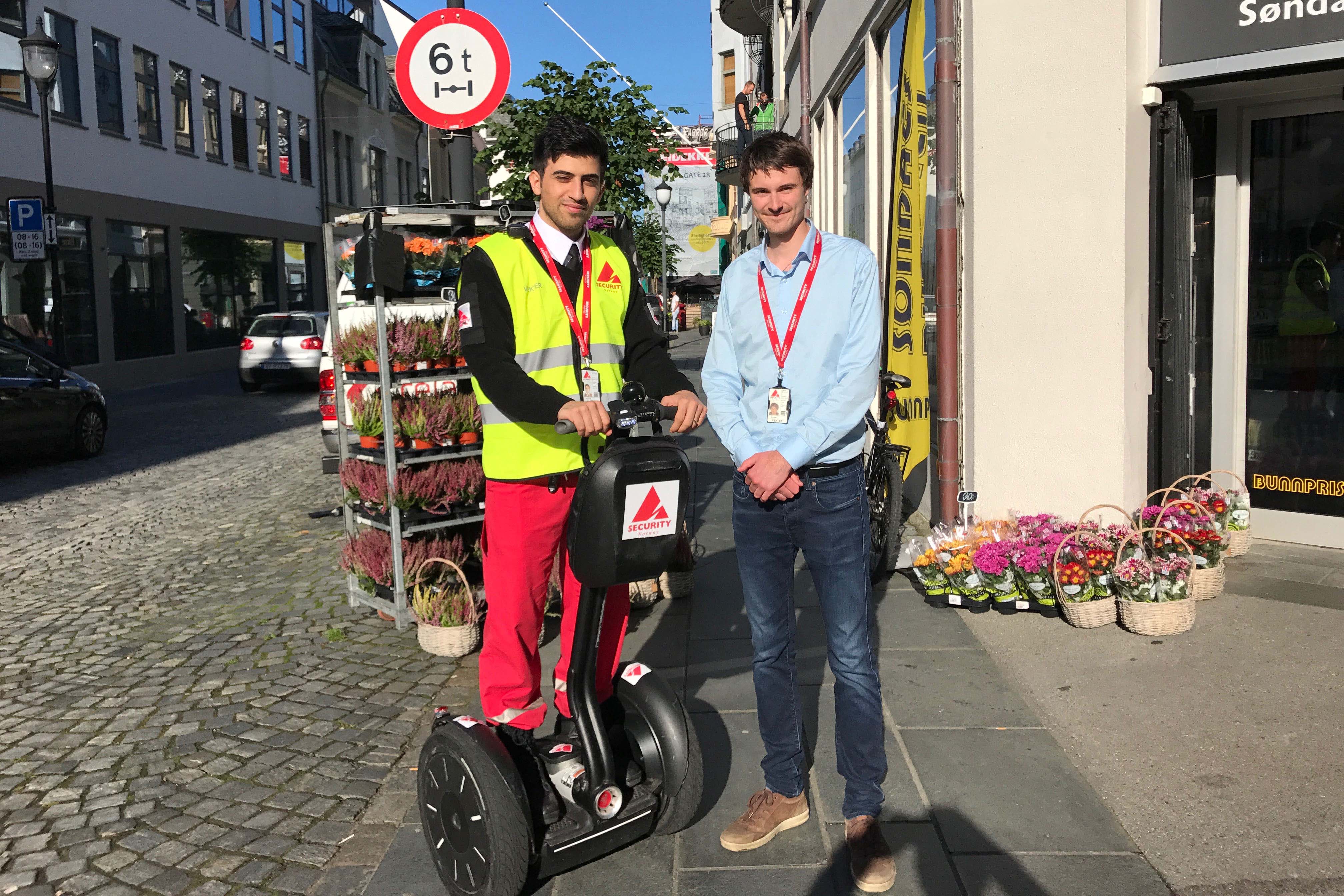 Vekter Selman Suleiman og prosjektleder Marton Leine utenfor Bunnpris, en av butikkene i sentrum som har avtale med den rullende vektertjeneste.