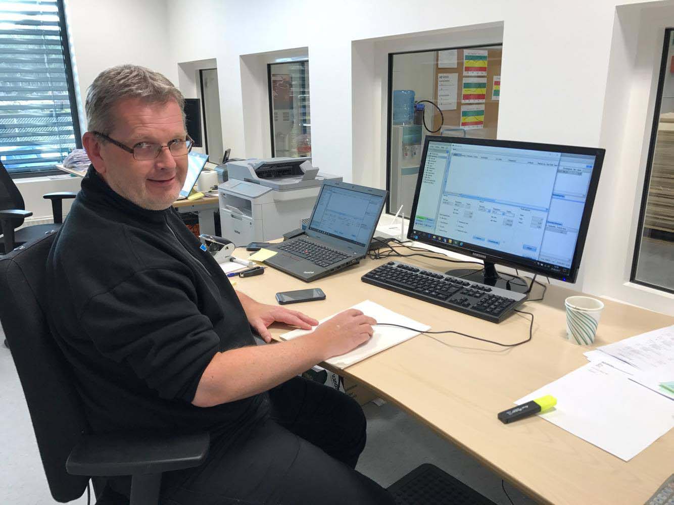 Lagersjef Rolf Ulvenes trives godt i de nye lokalene.