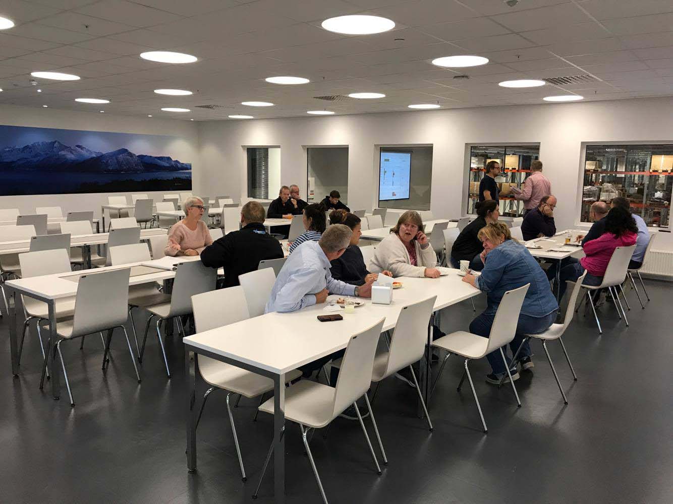Den nye kantinen hos NorEngros gir rom for gode samtaler og møter på tvers av avdelinger.