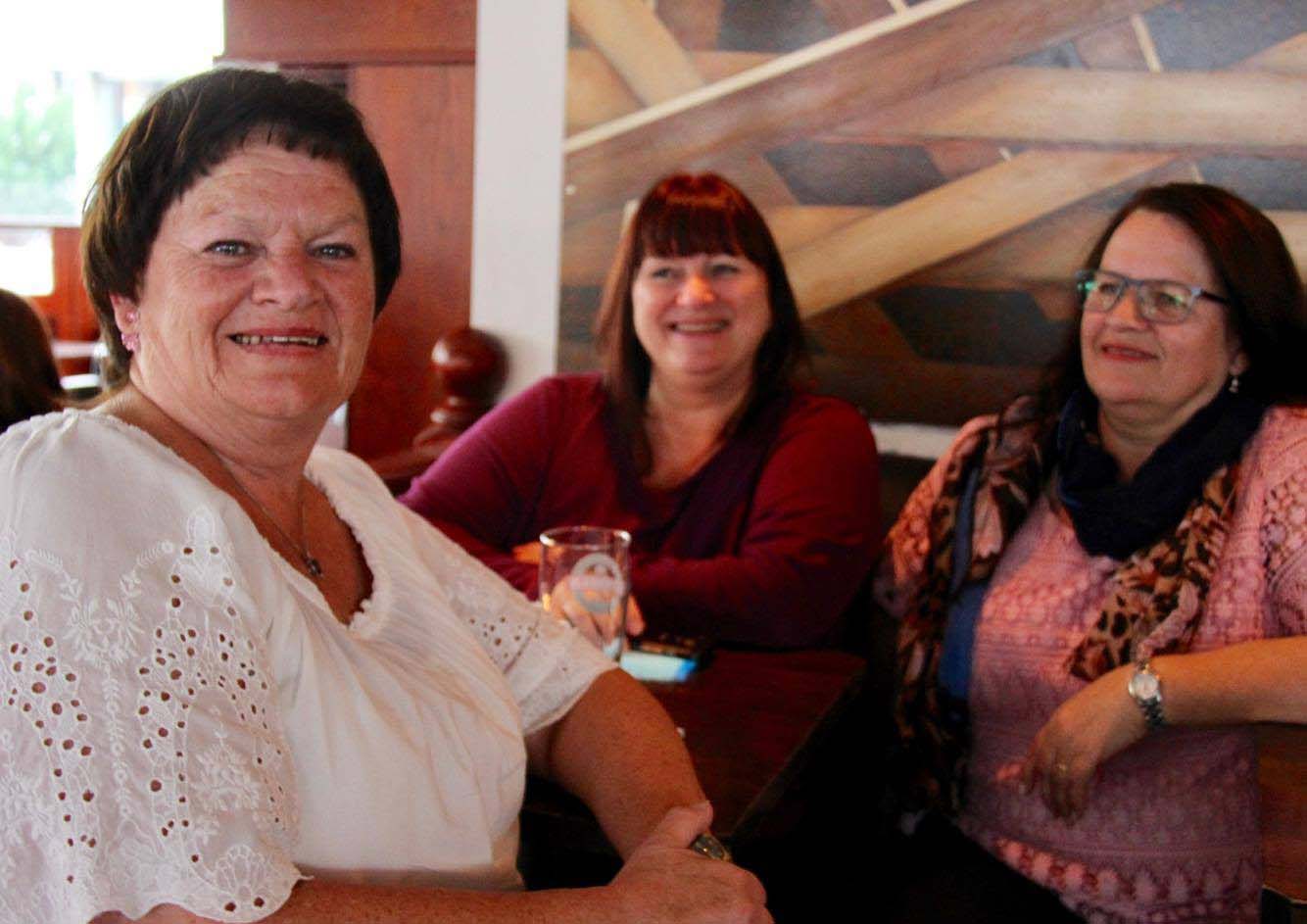 Søstrene Bjørg Eli Jansen, Aina Irene Jansen og Oddveig Johanne Sulesund var klare for dagens te-dans.