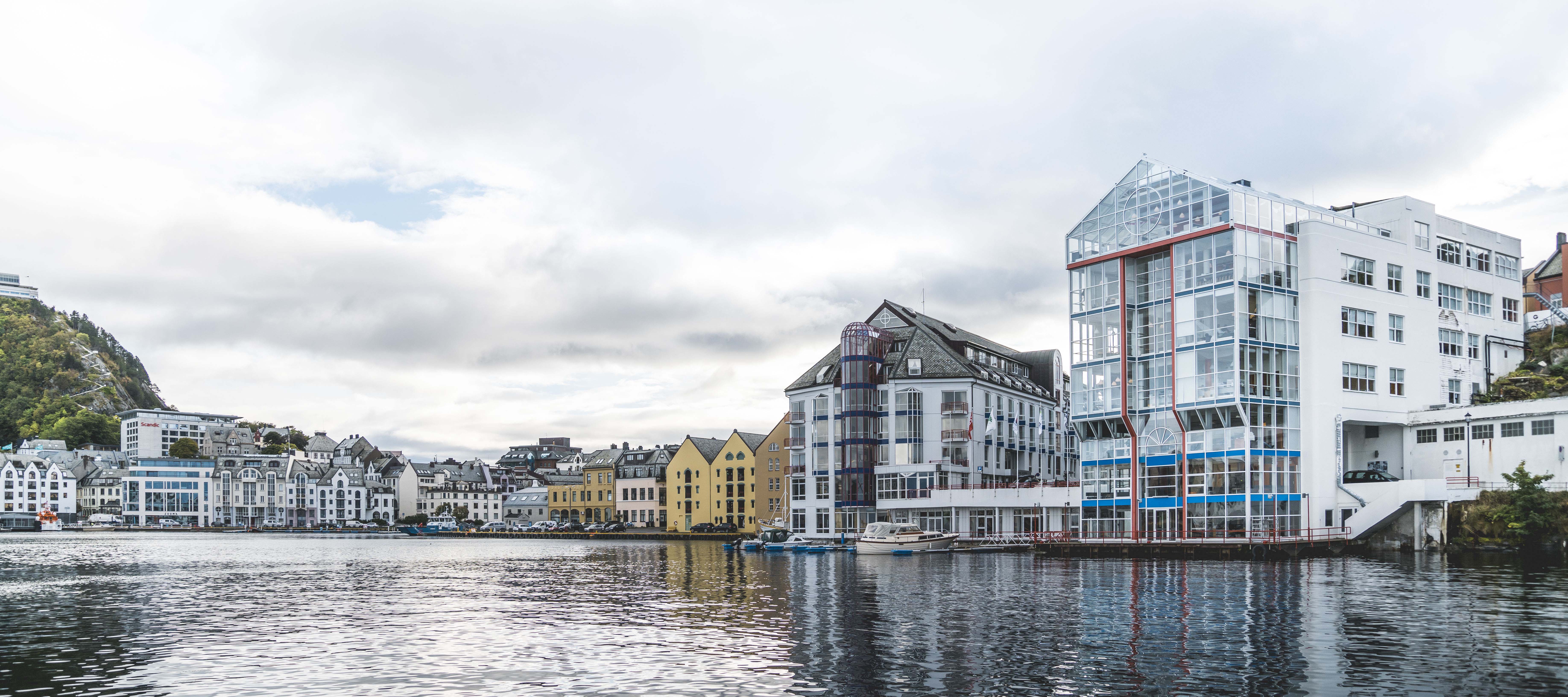 Akademiet holder til i glasshuset i Molovegen i Ålesund sentrum. Elever og lærere har trolig byens vakreste utsikt.