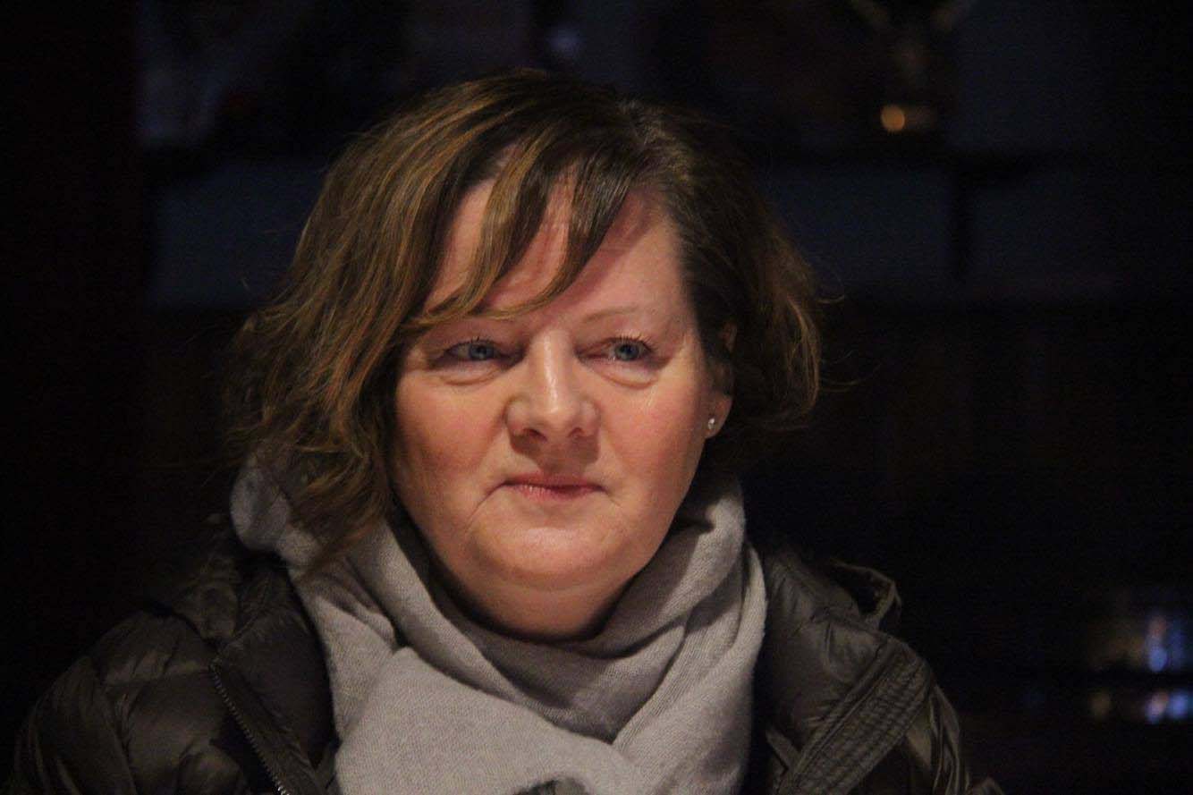 Farmor Brit Rønnestad er takknemlig for å se alle som bidrar. -Jeg er egentlig ganske beskjeden, men nå er det bare å gi på .  Jeg ble så  glad når Astrid og Synnøve på Teaterfabrikken ville gjøre dette for oss.