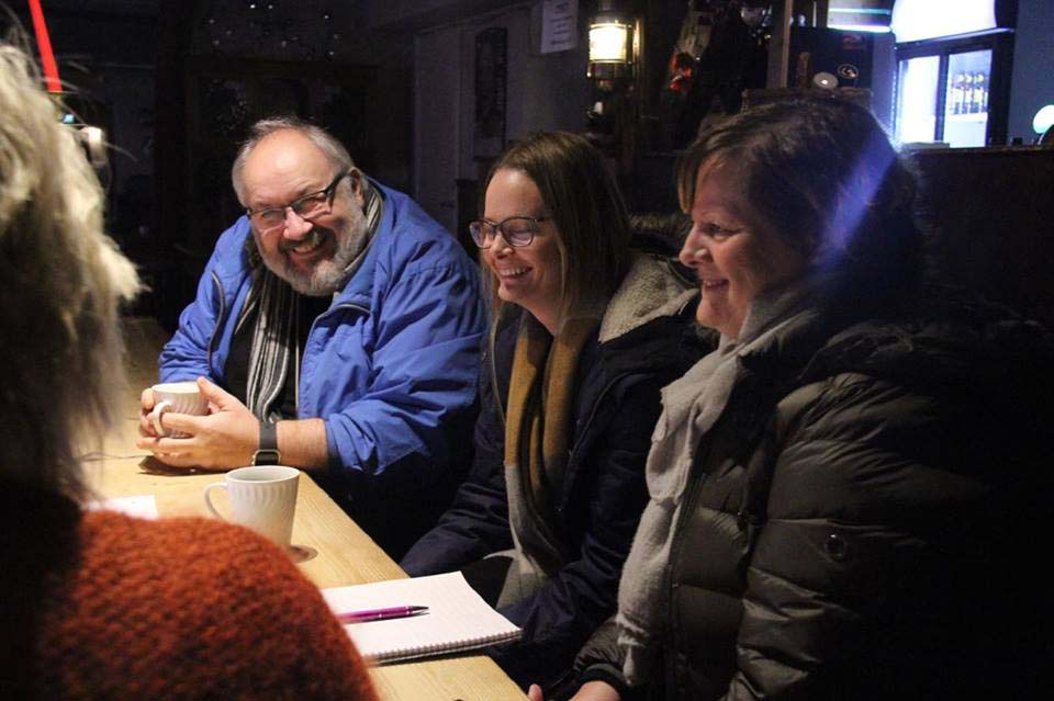 -Dette er en kveld hvor vi skal ha det hyggelig og le sammen, selv om det er et alvorlig tema, sier Jon Henriksen og trekker frem smilet hos alle.  Her sammen med  Christina Rønnestad Istad (tante) og  Brit Rønnestad  (farmor).