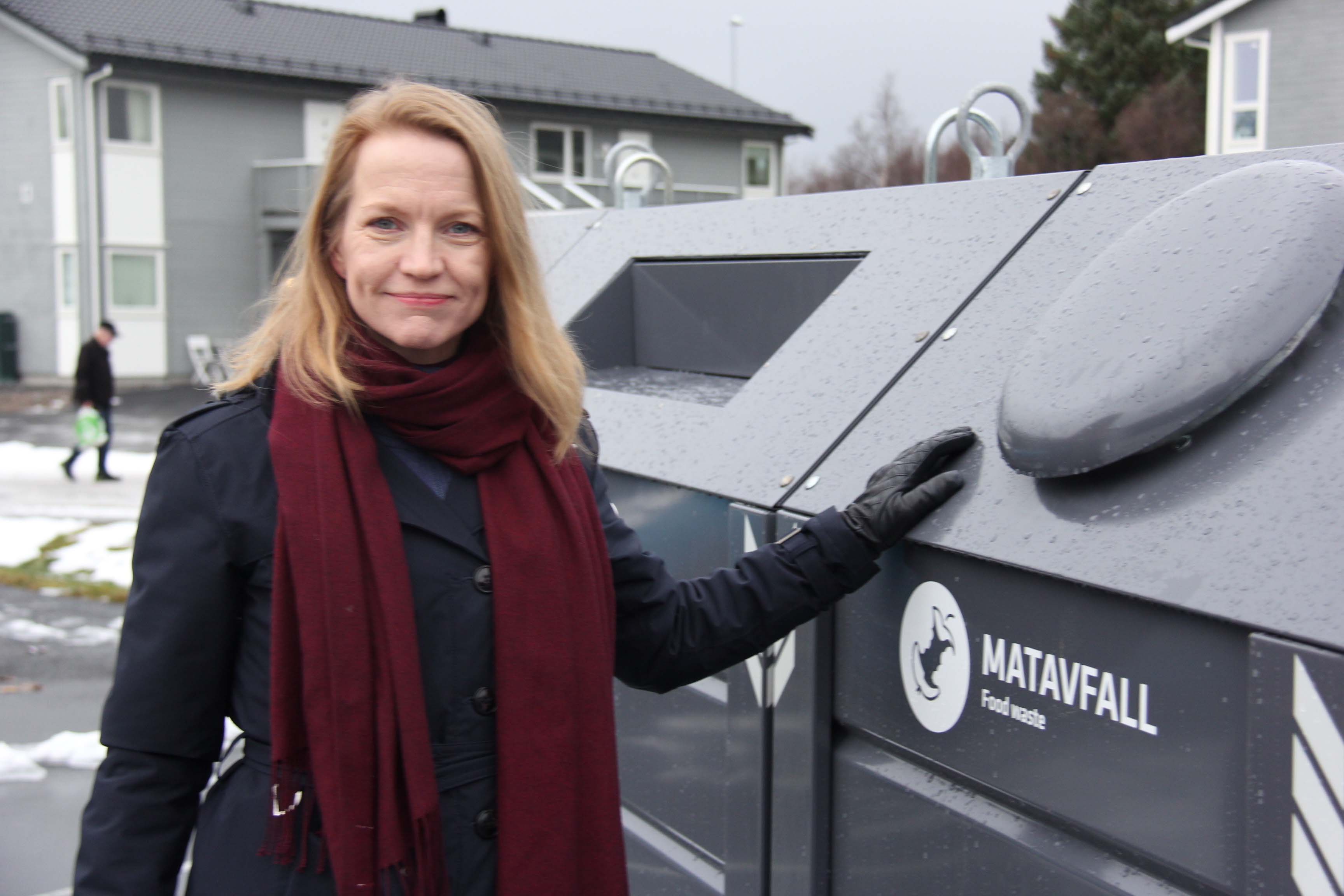 Ingeborg Ukkelberg , kommunikasjonssjef i Årim viser frem en av flere mulige sorteringsløsninger.