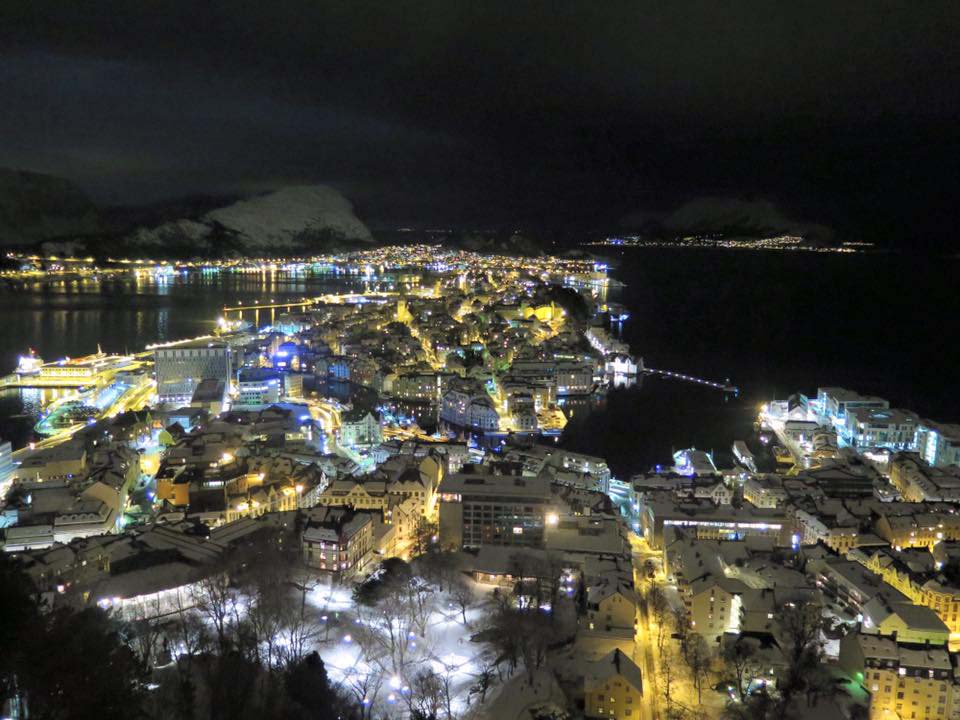 Fyrverkeriet vil bli godt synlig fra flere steder i Ålesund sentrum, og vi oppfordrer  publikum til å finne seg et godt egnet sted!