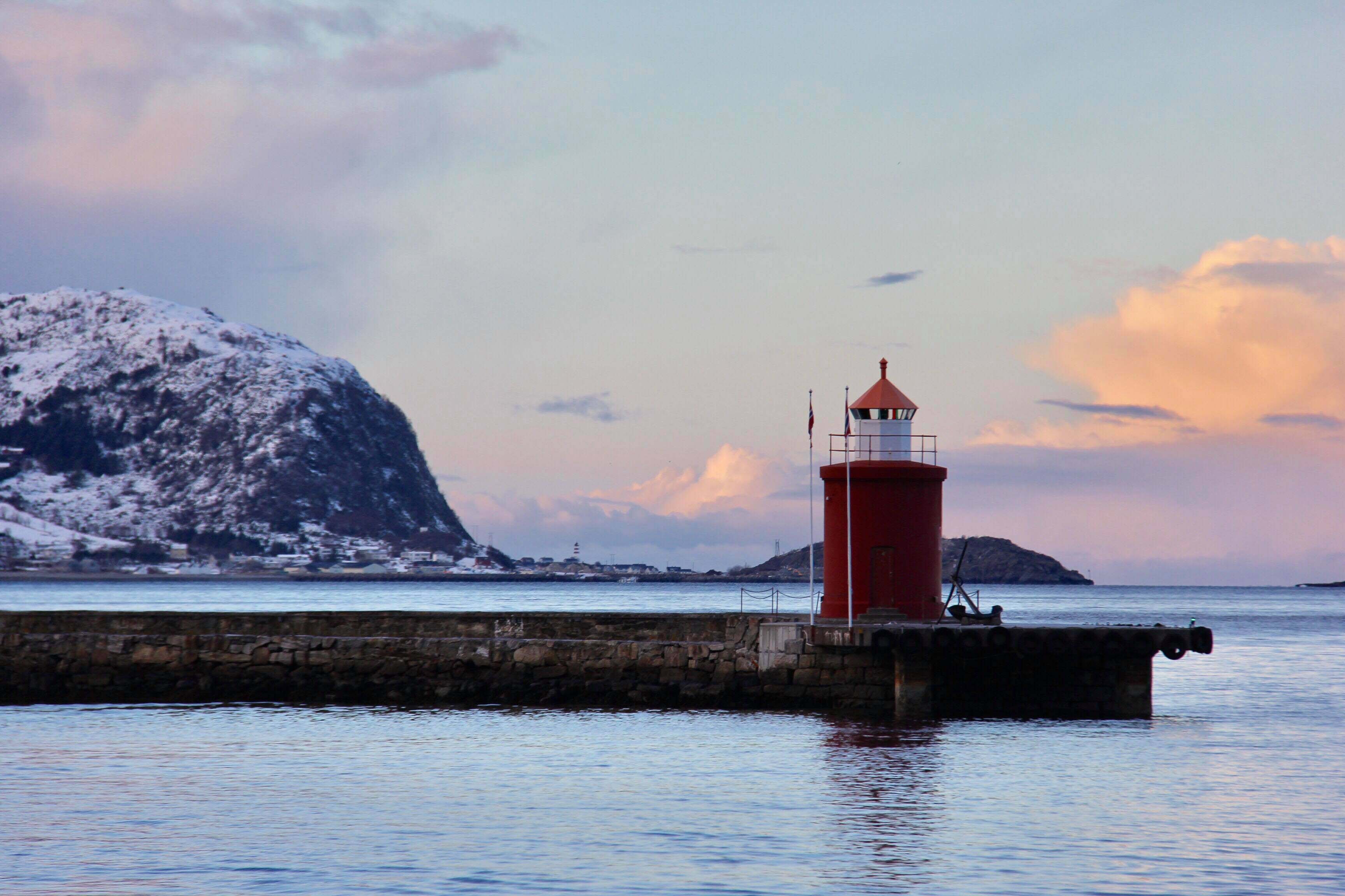 Fellesfyrverkeriet 2017 i Ålesund skytes fra piren på Molja i Ålesund sentrum.