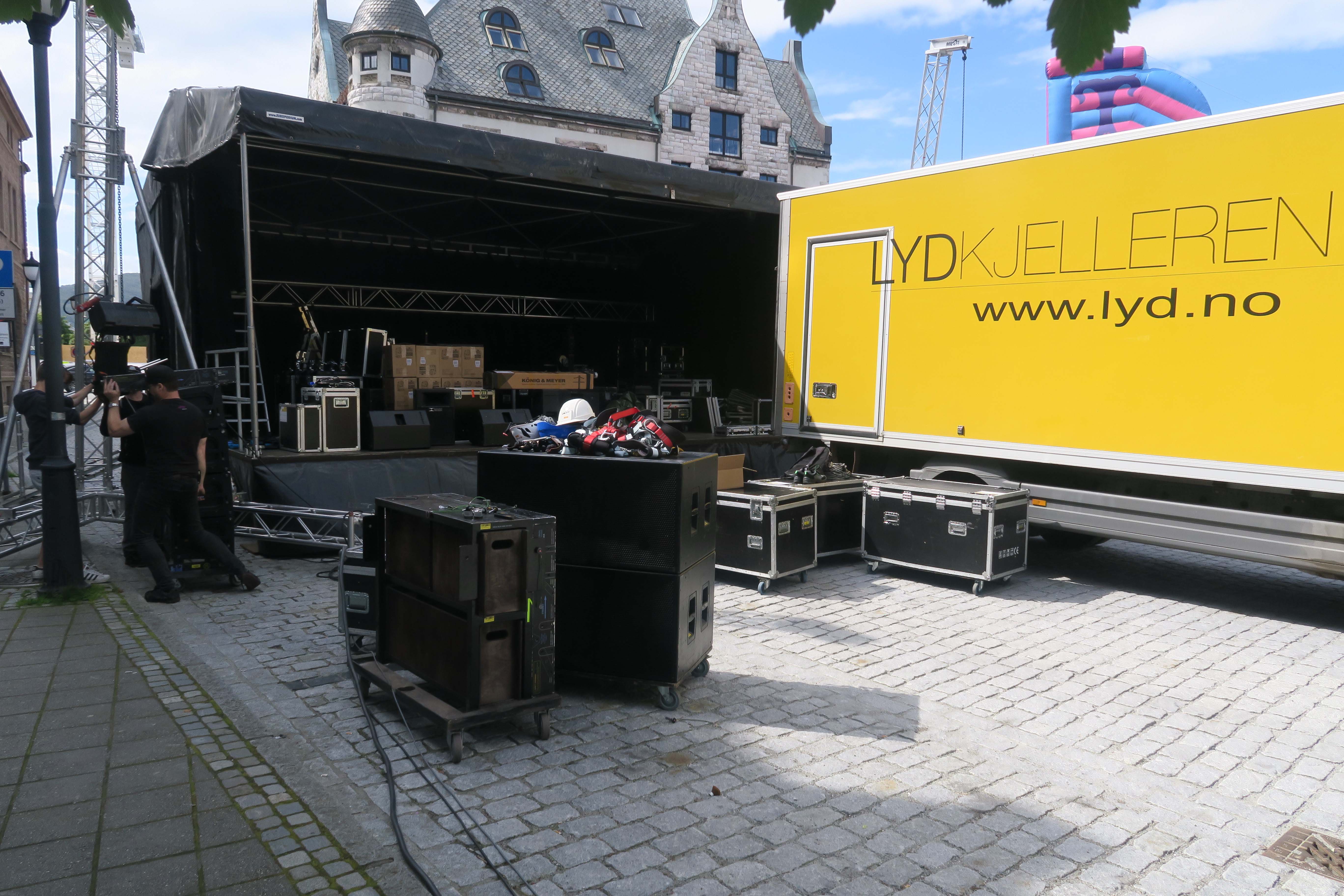 Festivalrigg midt i sentrum krever planlegging og god samhandling. Her fra arbeidet med Ålesund Båtfestival 2017