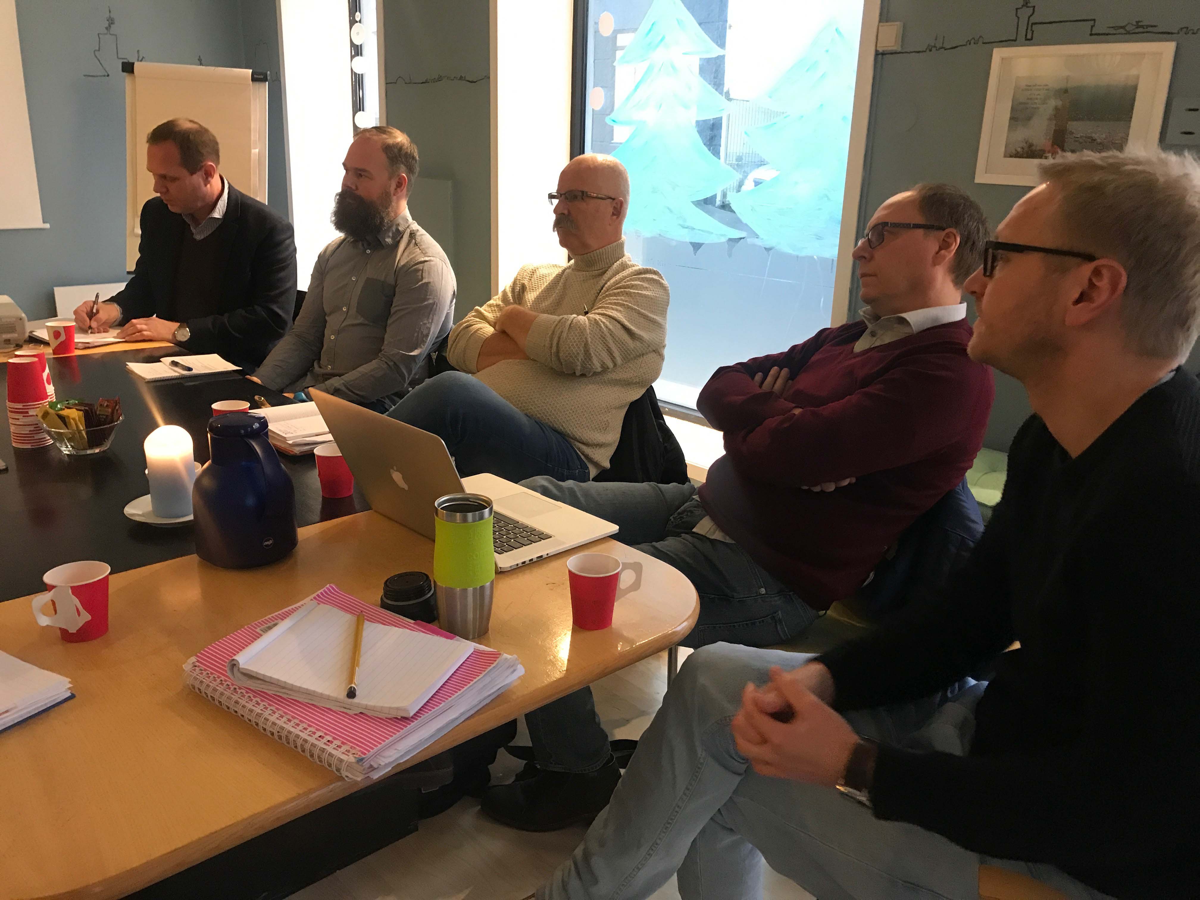 Bilde fra forumsmøtet i Bypatriotens lokaler i Kipervika. Kultursjef Oskar Skulstad og Leif-Olav  Brandt fra Ålesund kommune, Alf Terje Farstad og Geir Østensen fra Ålesund Båtfestival og Ronny Stokke fra Momentium.