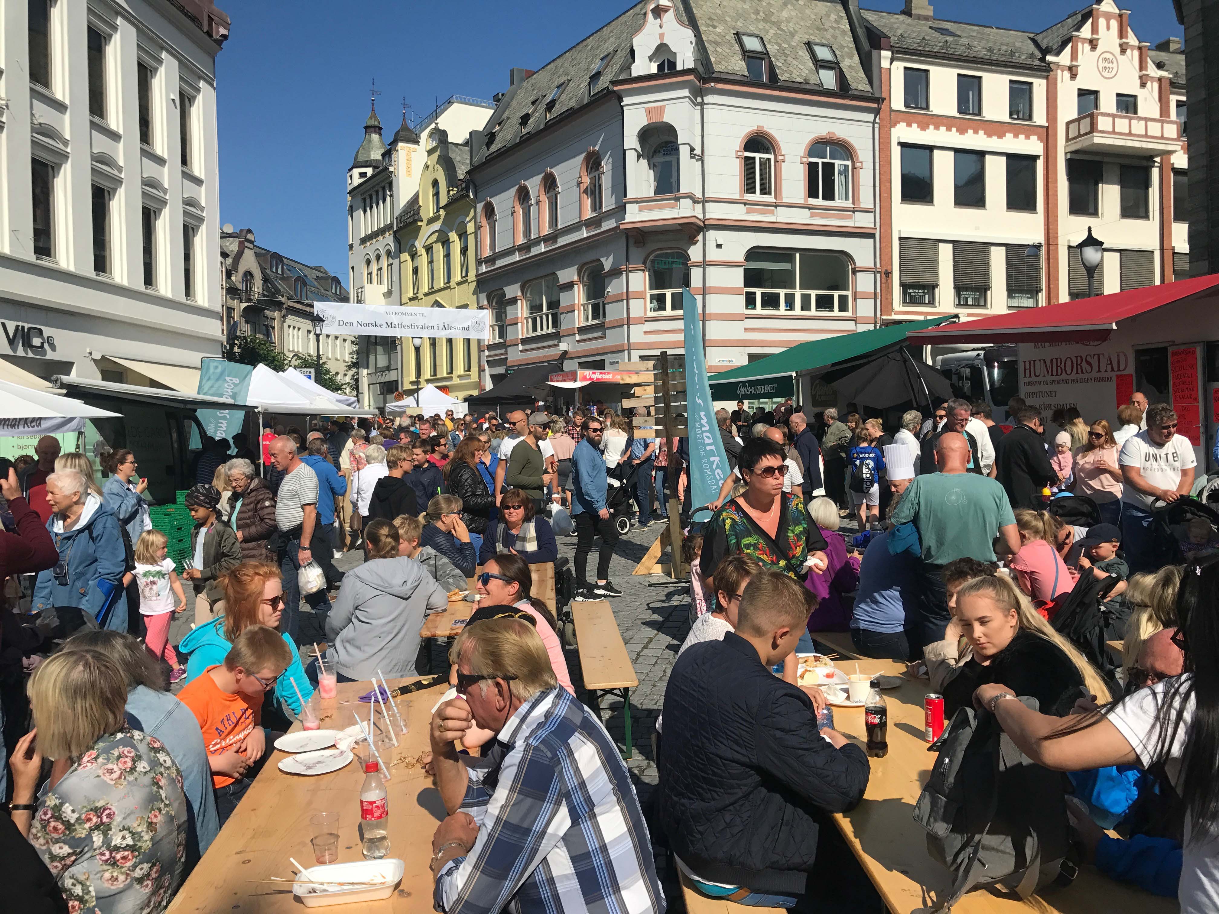 Ingenting er kjekkere enn når det syder av liv i bysentrum. Bilde fra Den Norske Matfestivalen 2017