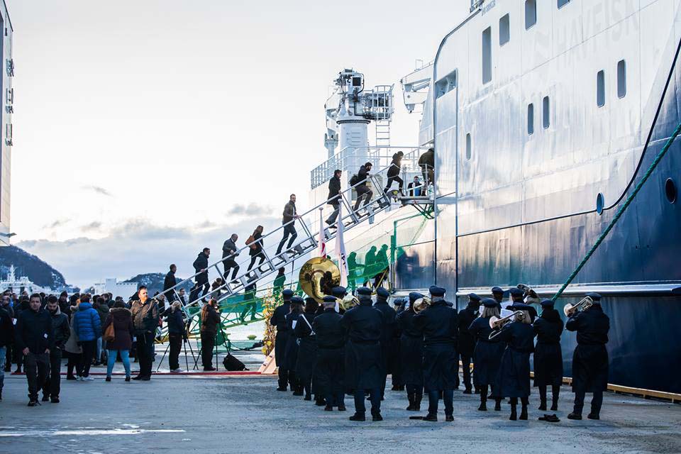 Mange ønsket å være med på omvisningen om bord i etterkant av dåpsseremonien.