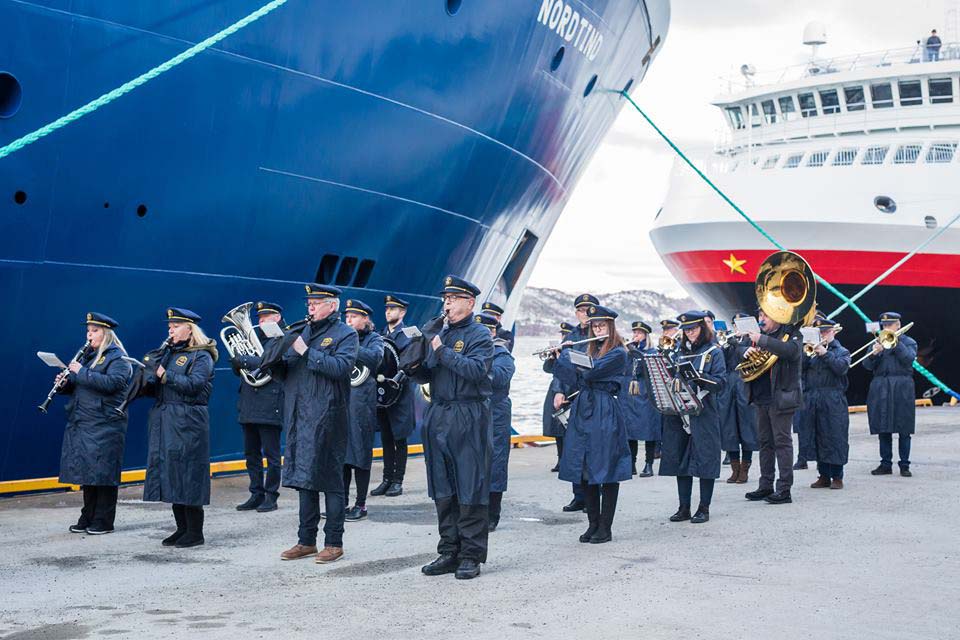 Aalesunds Ungdomsmusikkorps på plass på kaia i Ålesund sentrum.
