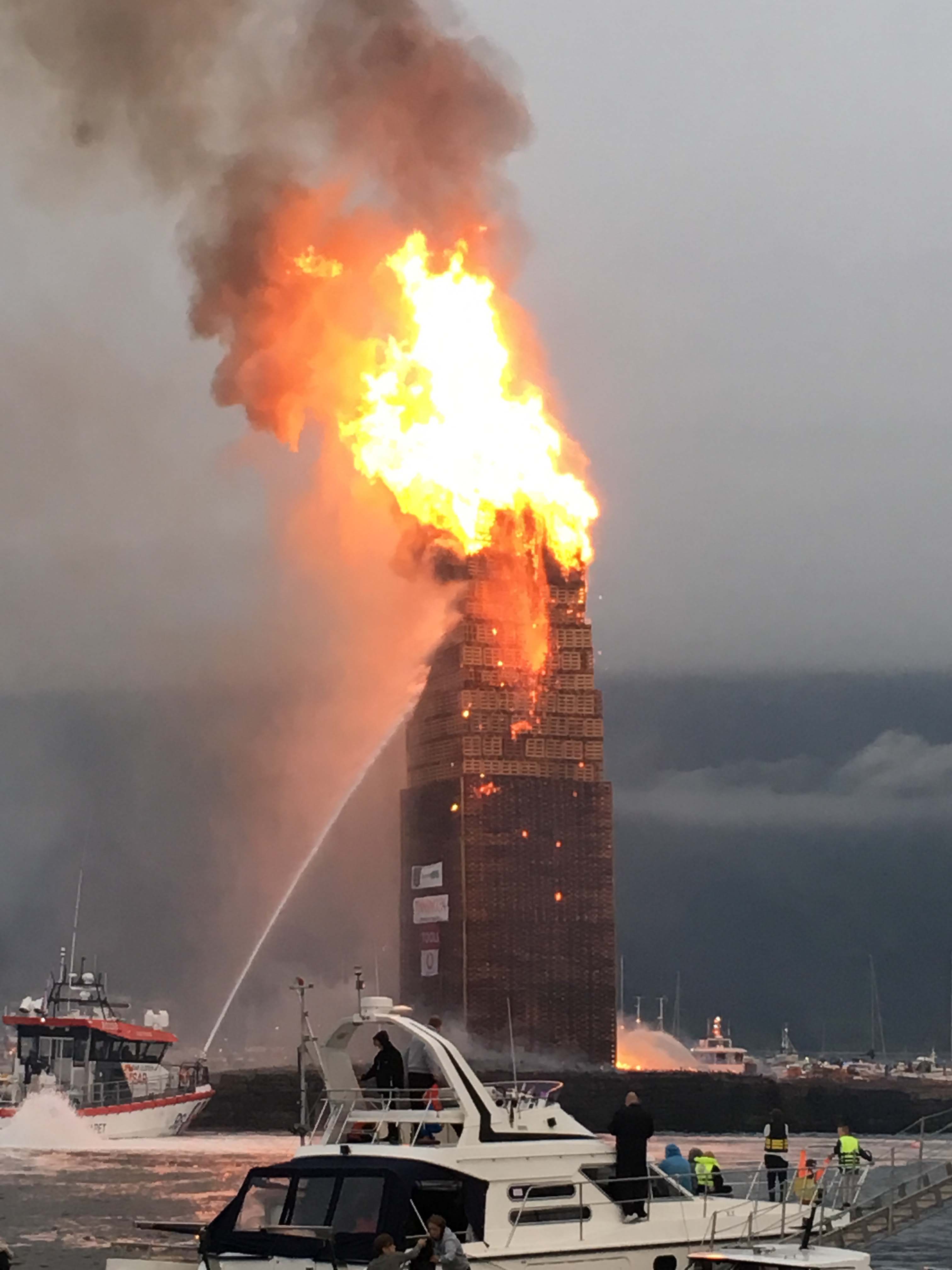 Følg Slinningsbålet fra fjøra, båt eller live på Bypatrioten fra kl. 20.00. Tennes kl. 21.00.