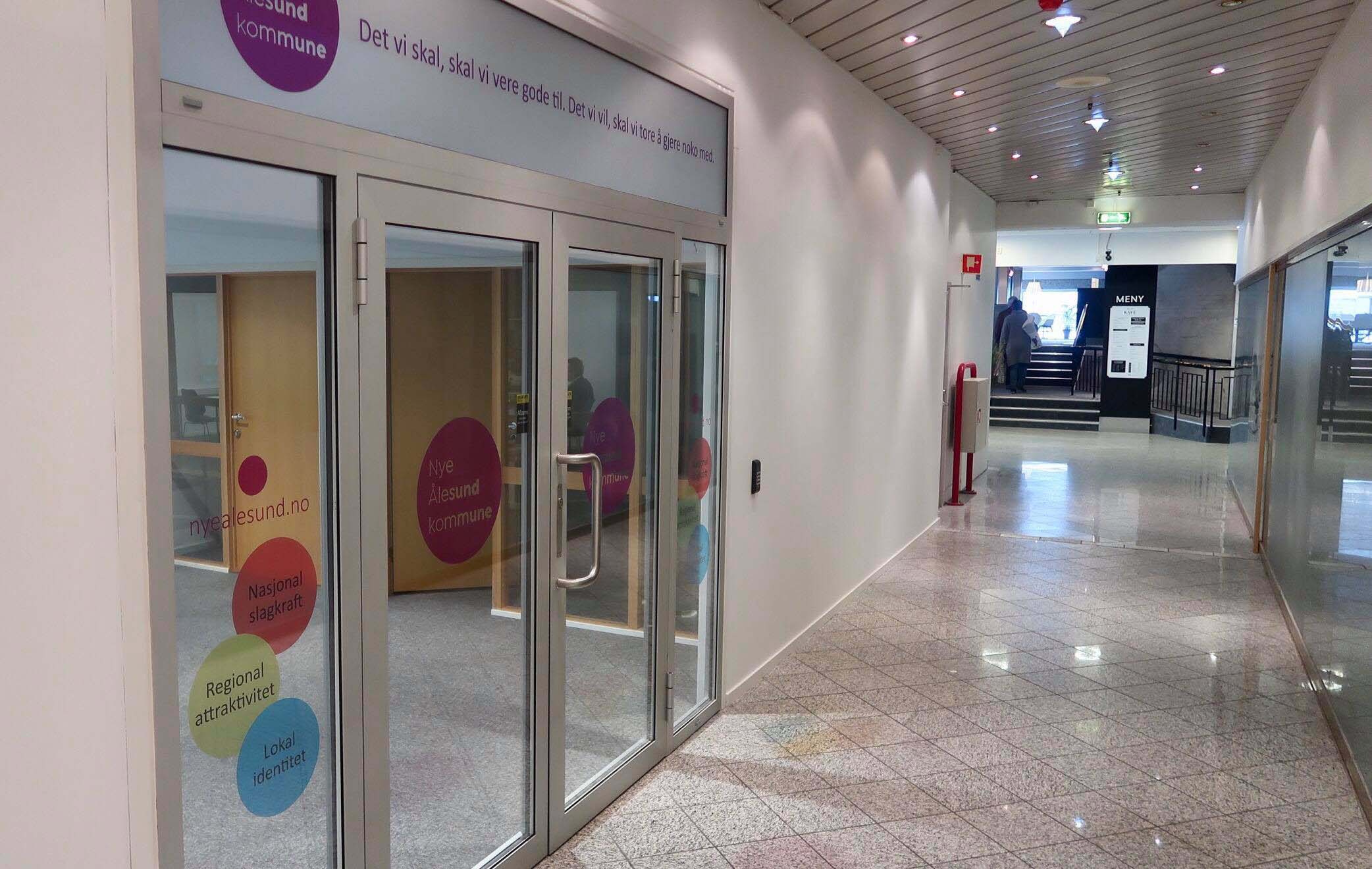 Her finner du Nye Ålesund kommune. Like ved Kafé Kremmergaarden.