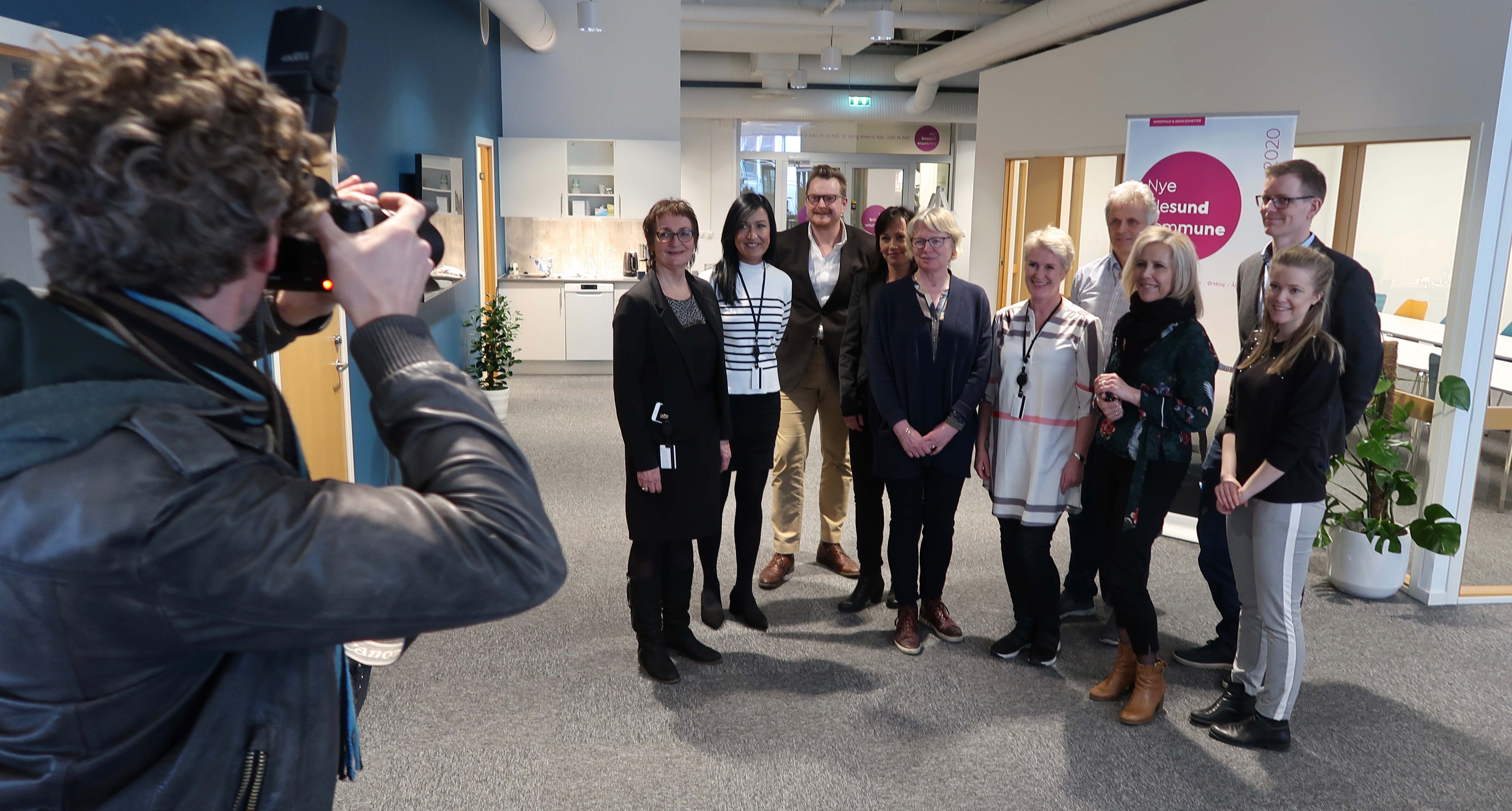 Prosjektorganisasjonen for nye Ålesund kommune på plass i nye lokaler i Kremmergaarden. -Du må få med at vi ikke er så mange, men her er også to som skal slutte, sier rådmannen.