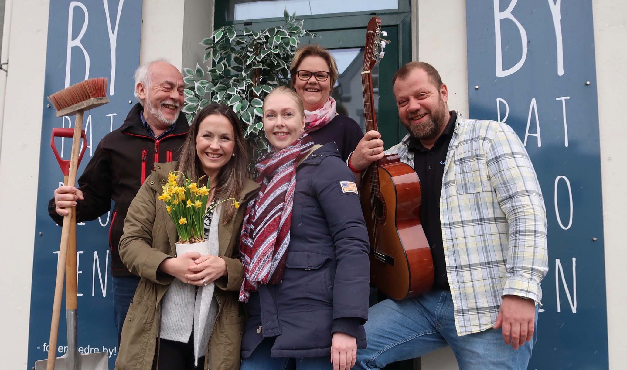 Velkommen til sentrum og yrende vårfest! Lars Johan Huse, Trine Klemetsen, Sindre Nakken, Maria Gauffin og Beathe K. Breivik er klare!  (Foto: Sindre Veblungsnes)