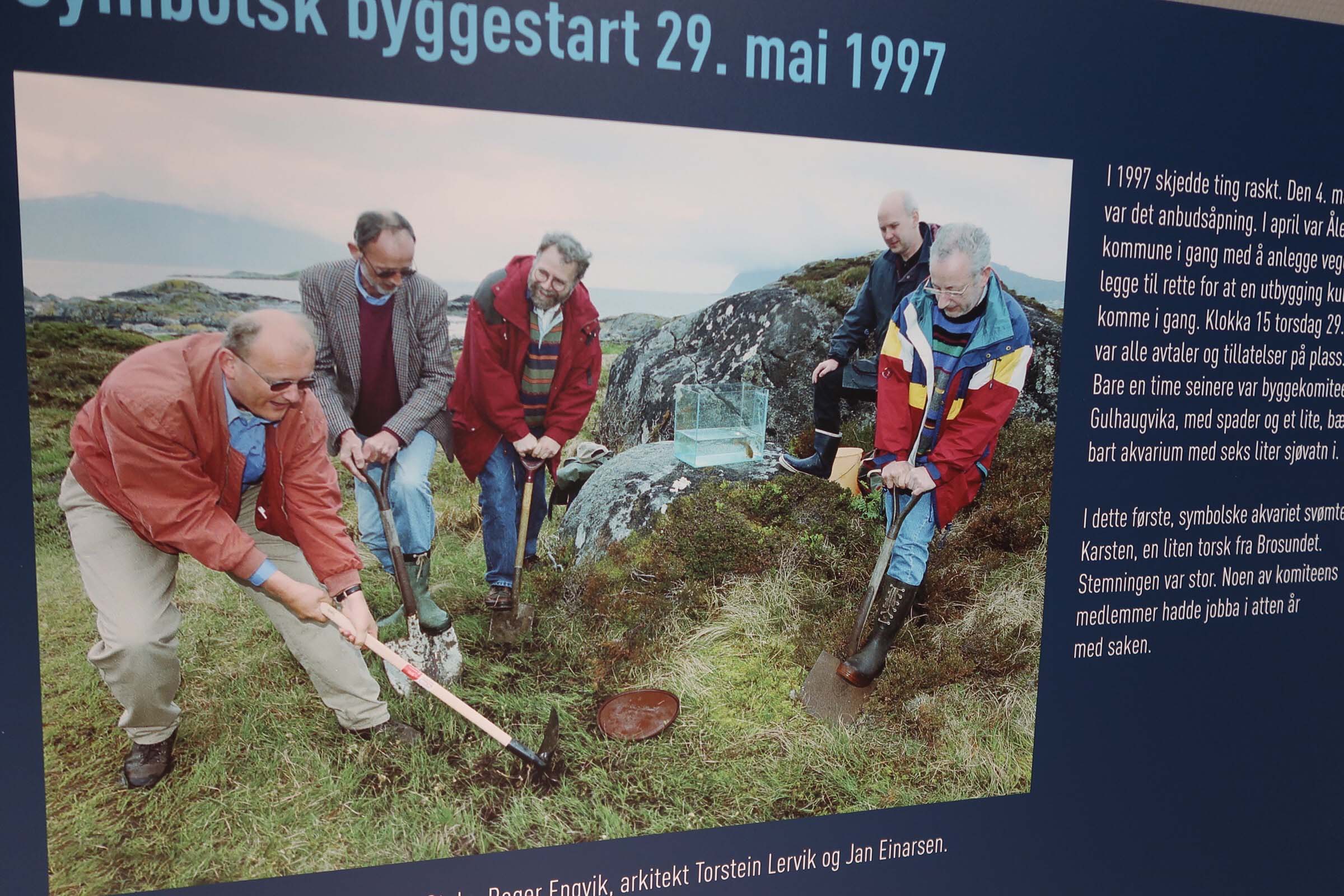 Det provisoriske spadetaket. I bakgrunnen torsken Karsten som gruppen tok med seg til Tueneset den dagen da de skjønte at de var i mål!