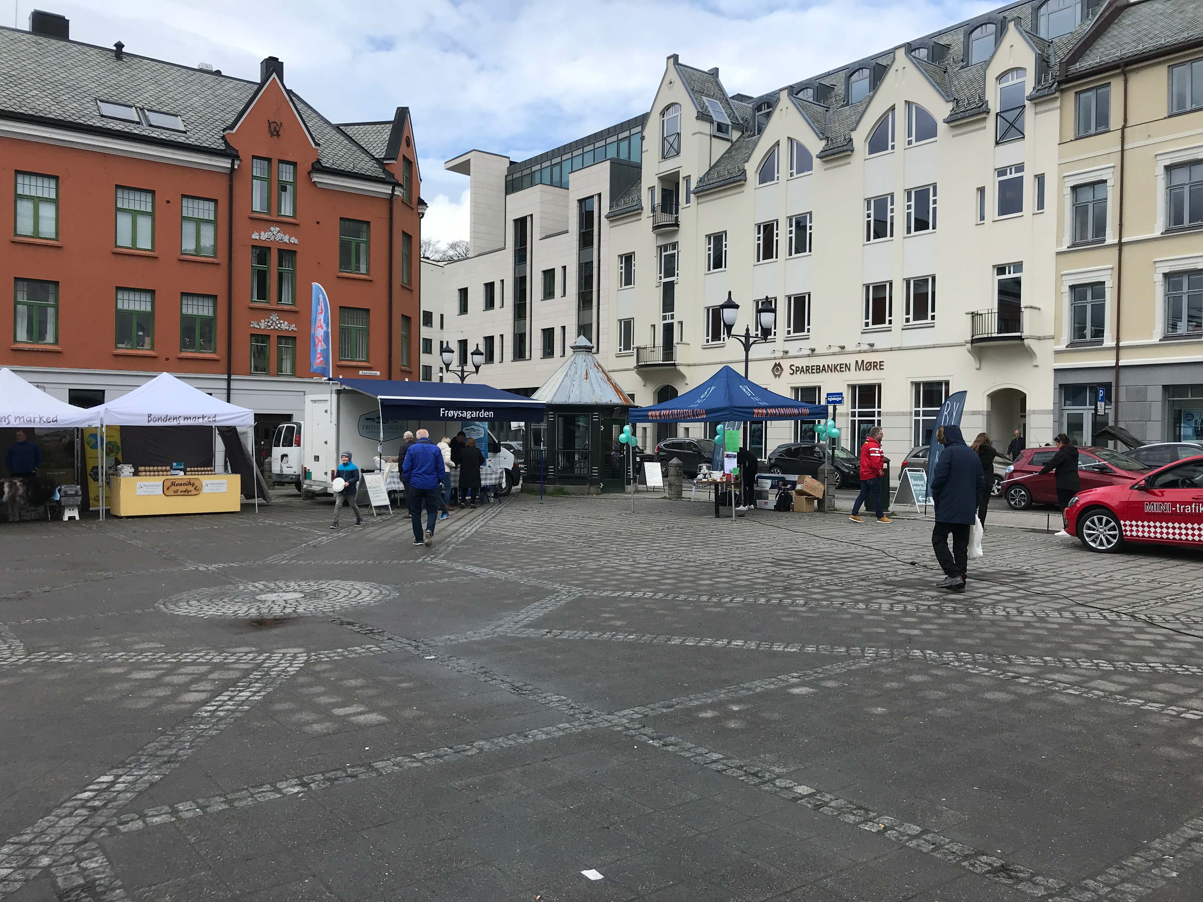 Torget for to måneder siden. Selv om her var mange torghandlere, var der ikke mye liv på midten. Mon tro hvordan det oppleves på lørdag?