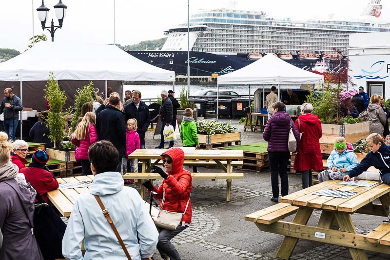 Torghagen åpner i øsende regnvær. Foto: Lars Heggdal