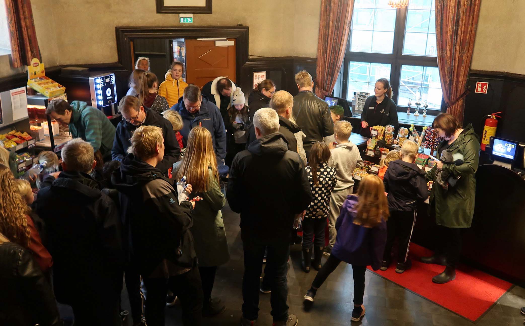 Full fart inne på Løvenvold Kino søndag ettermiddag. "Månelyst i Flåklypa" trekker store og små til kinosalene.