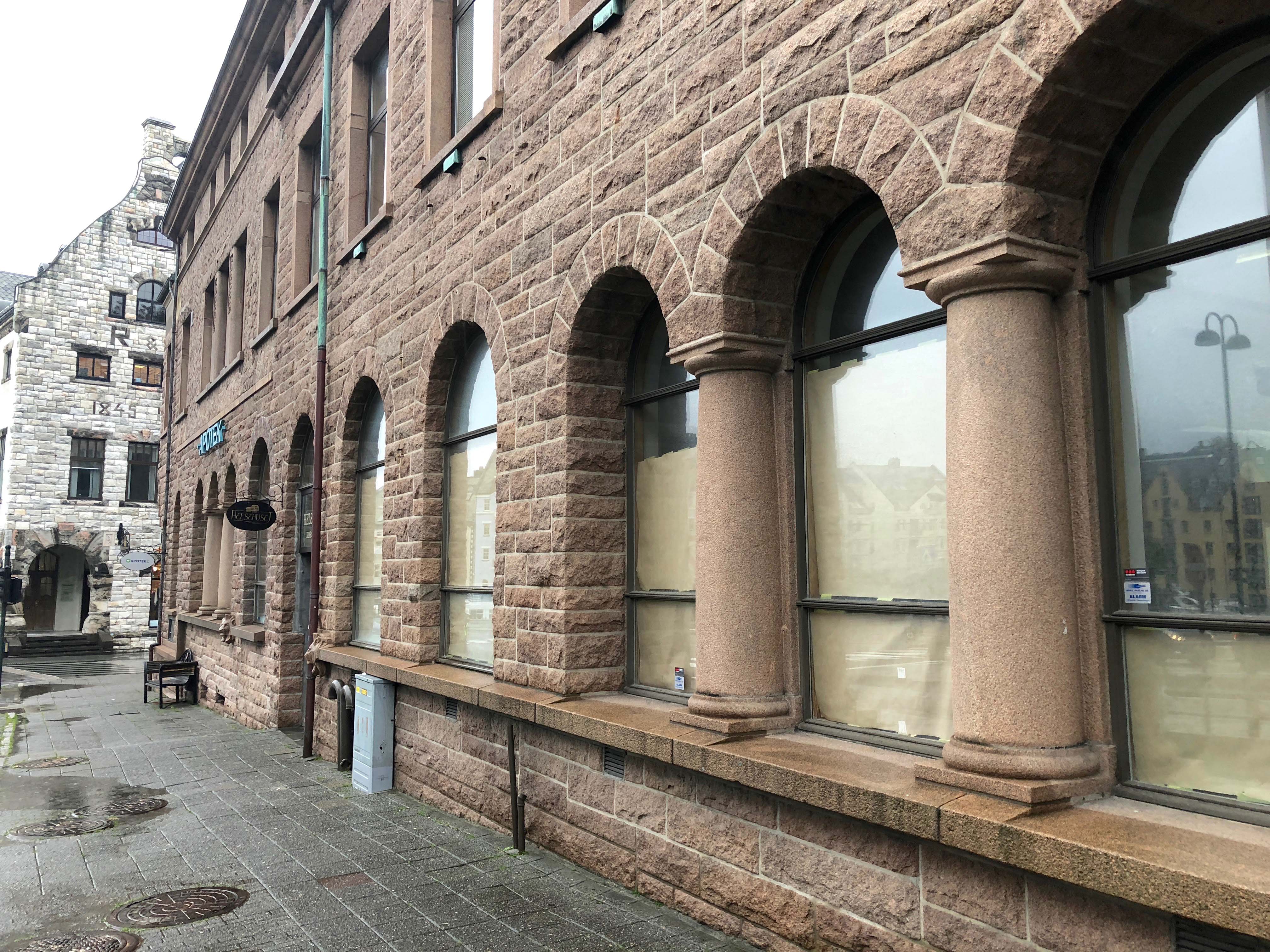 Bak gråpapiret i vinduene i Korsegata 8 er det nå hektisk aktivitet.