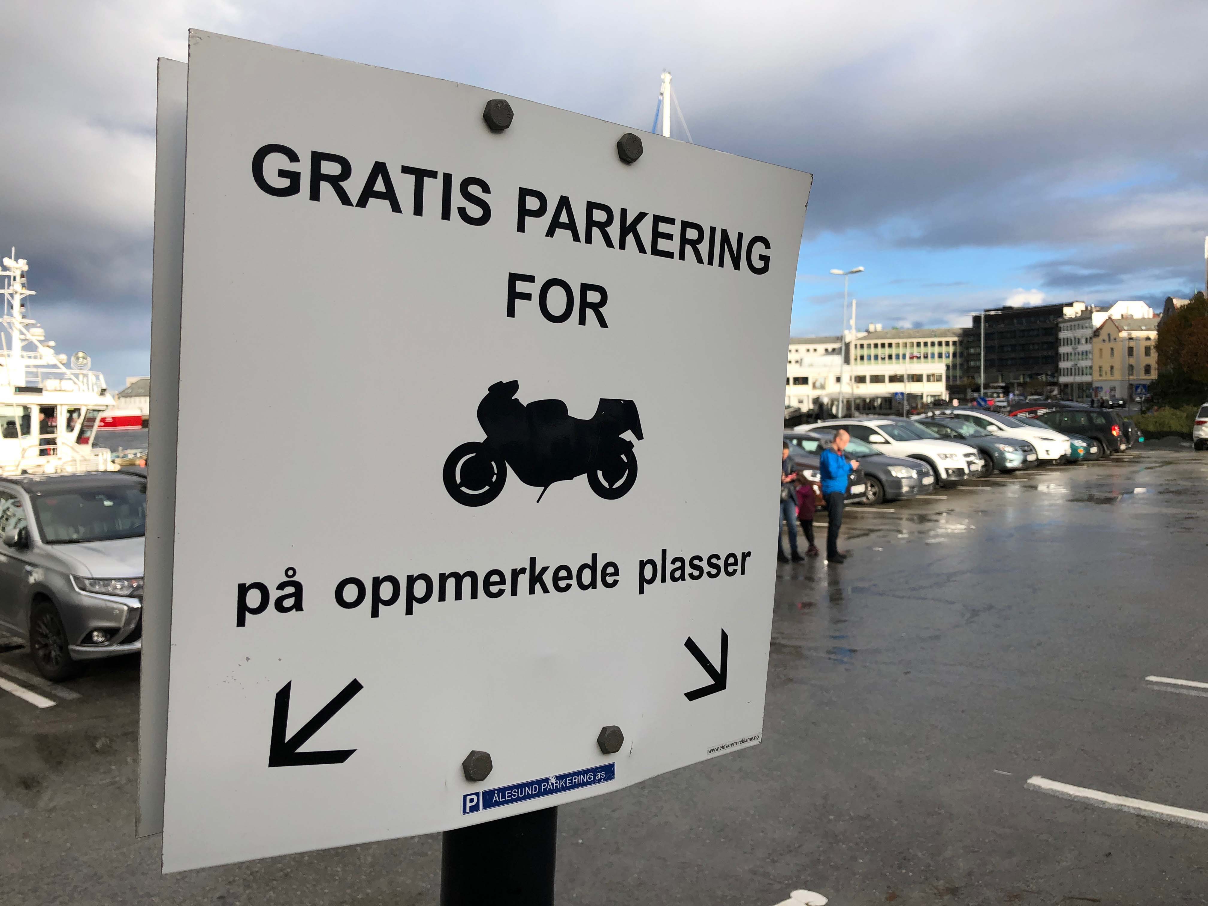 Her på p-lokket på St. Olavsplass finner du gratis parkeringsplasser for tohjulinger.