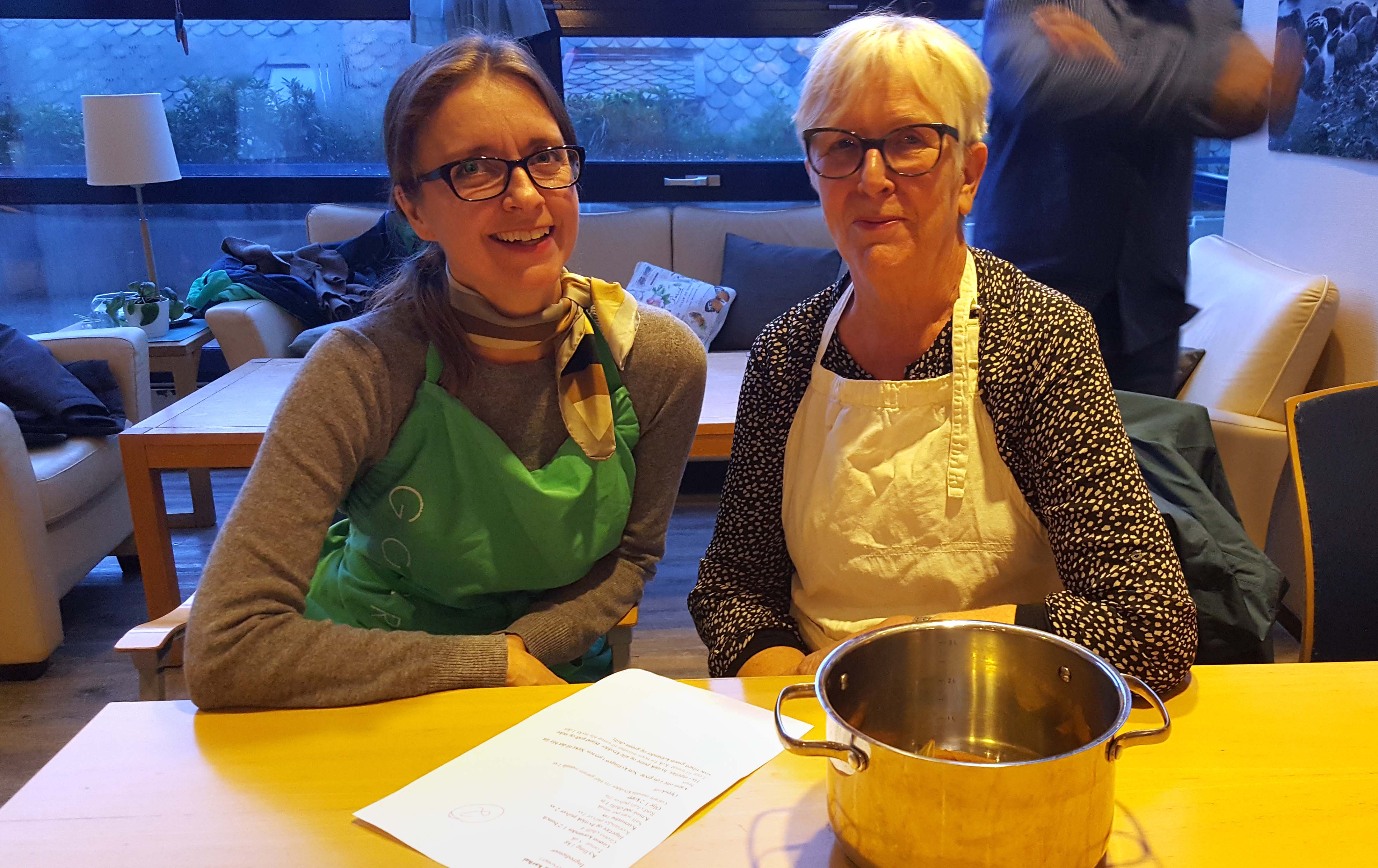Gjertrud Hustad (t.v) og Aslaug Ervik er to av ildsjelene bak Mat & Prat. Aslaug har vært med siden starten i 2014.