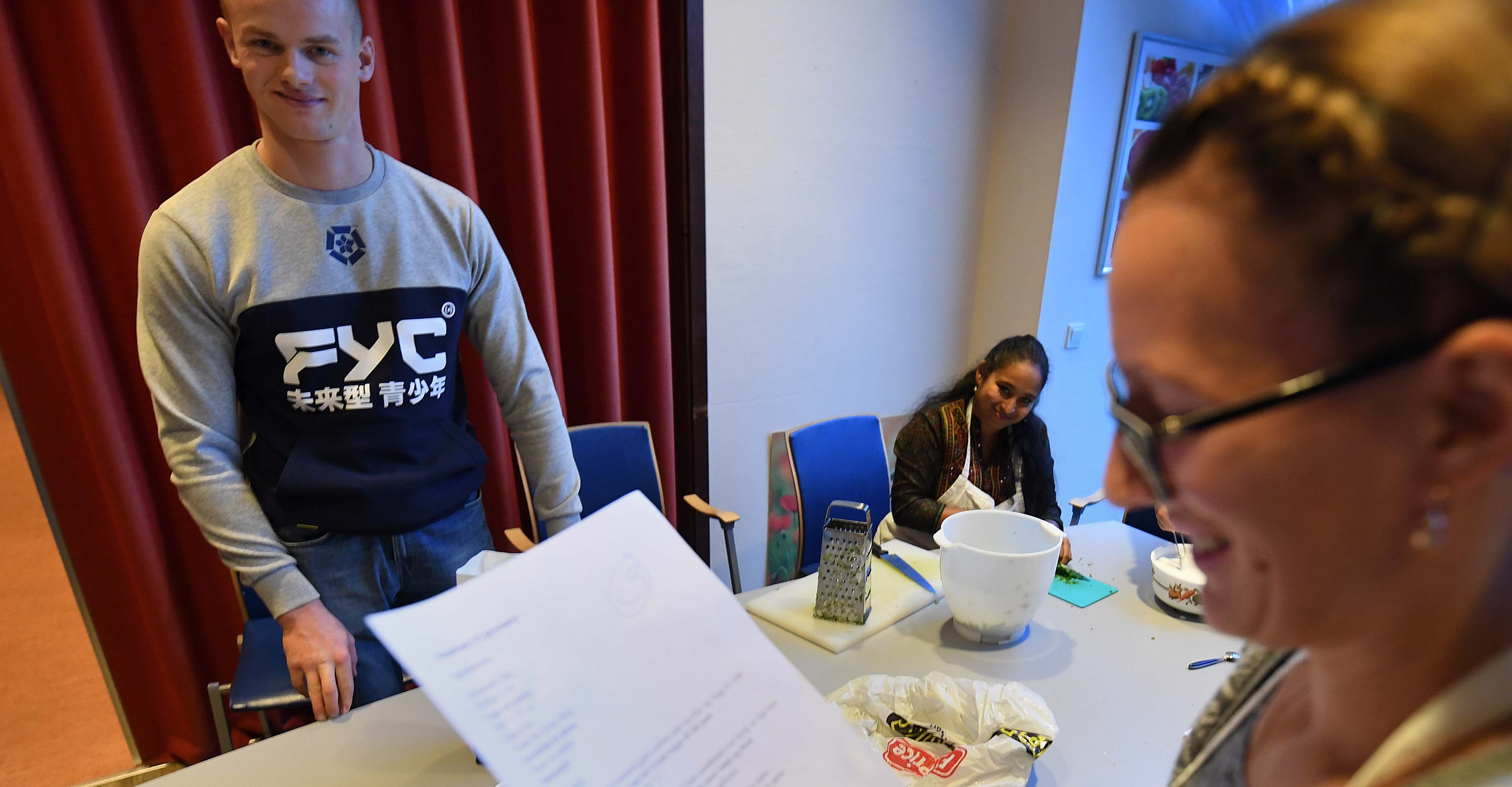 Noen "røynde" smiler lurt i bakgrunnen når norske kokker skal prøve seg på pakistanske oppskrifter.