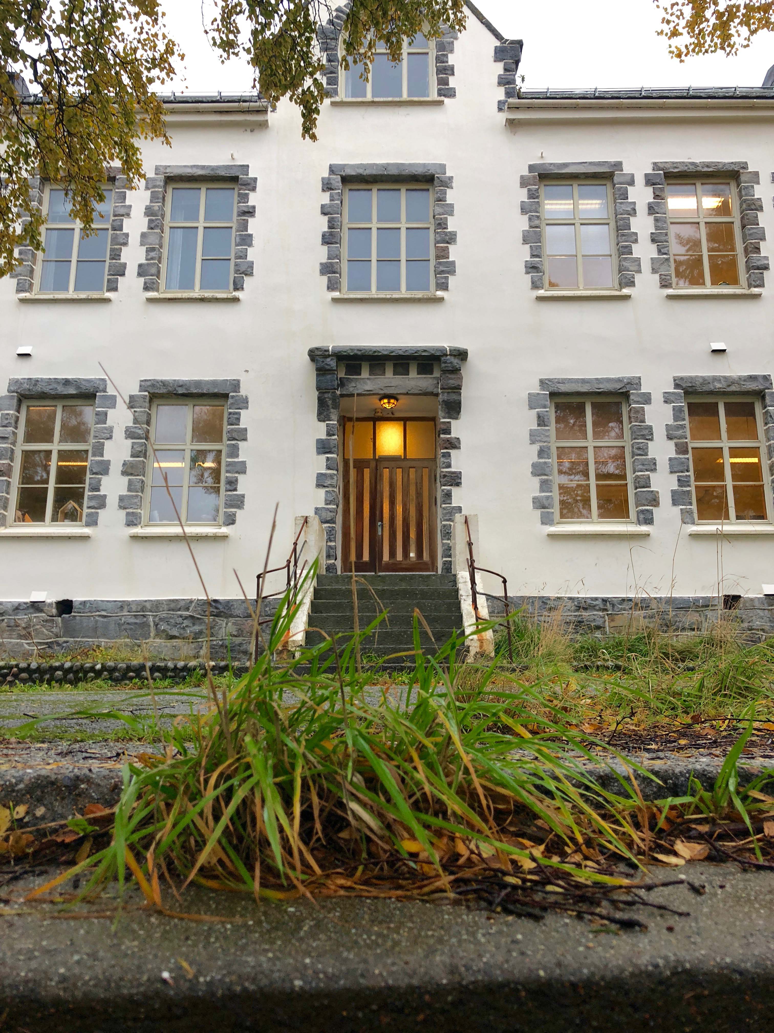 Nå er der atter en gang lys i vinduene på det som betegnes som "gamle Valderøy barneskule" og som har stått her siden 1909.