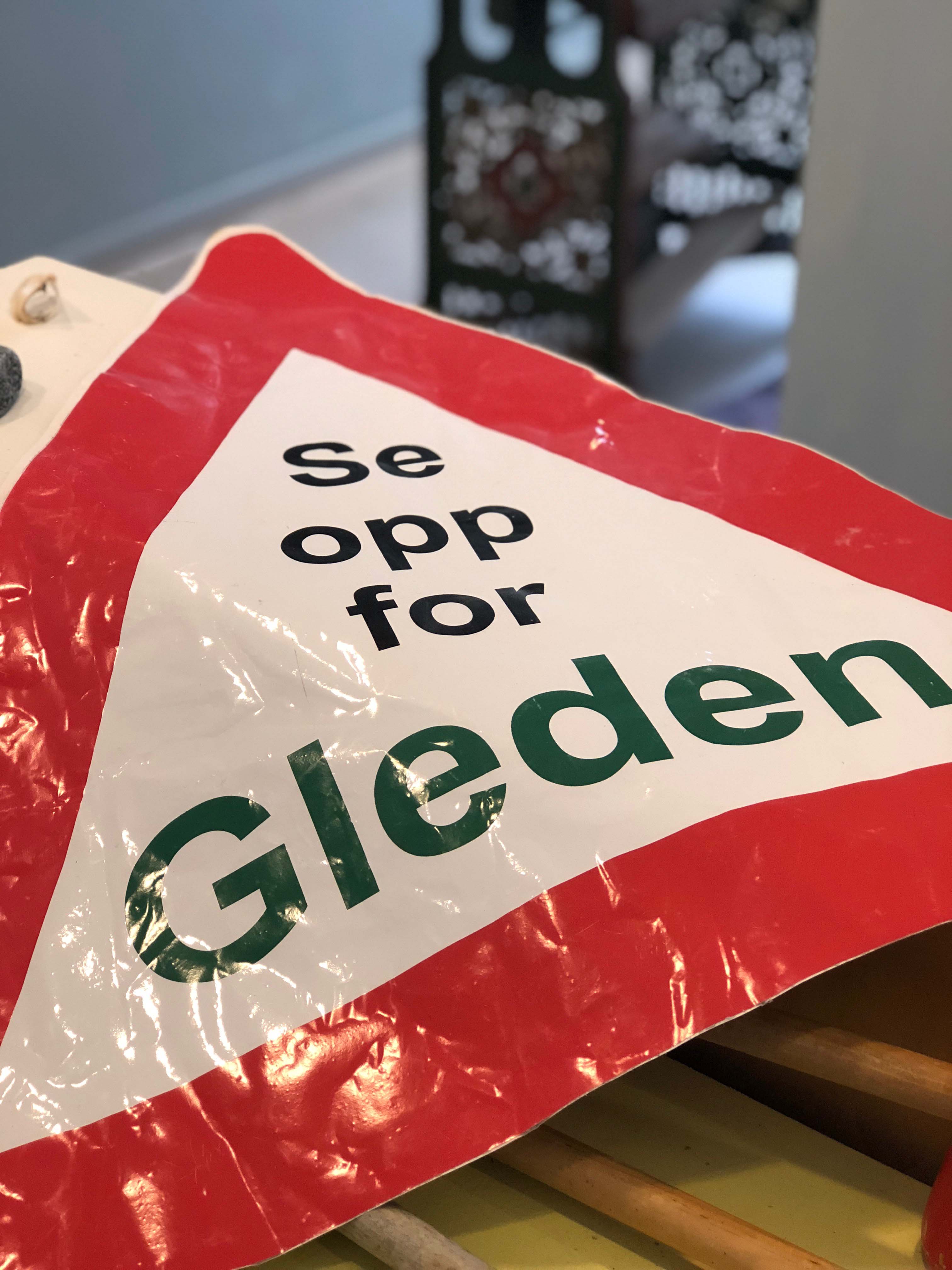 Se opp for gleden! Ja akkurat ja. Selvfølgelig har de et skilt som dette. Her vil vi være mer. Mye, tenker vi på vår vei gjennom prosjektet og bygget!