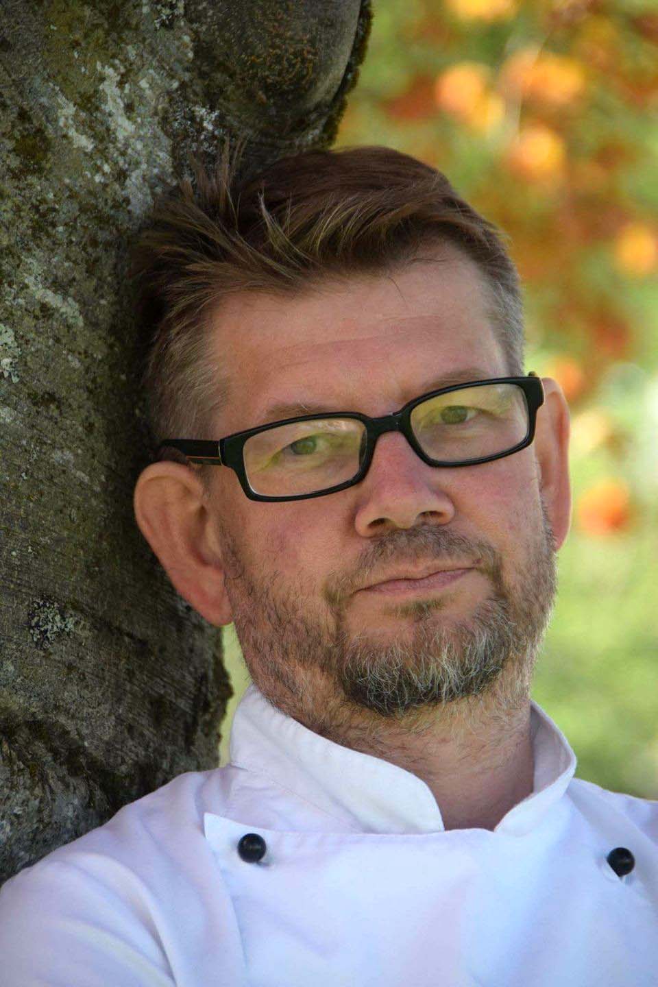 Anders Adolfsson samler to bransjer i Stranda. Reiseliv og matbransjen.