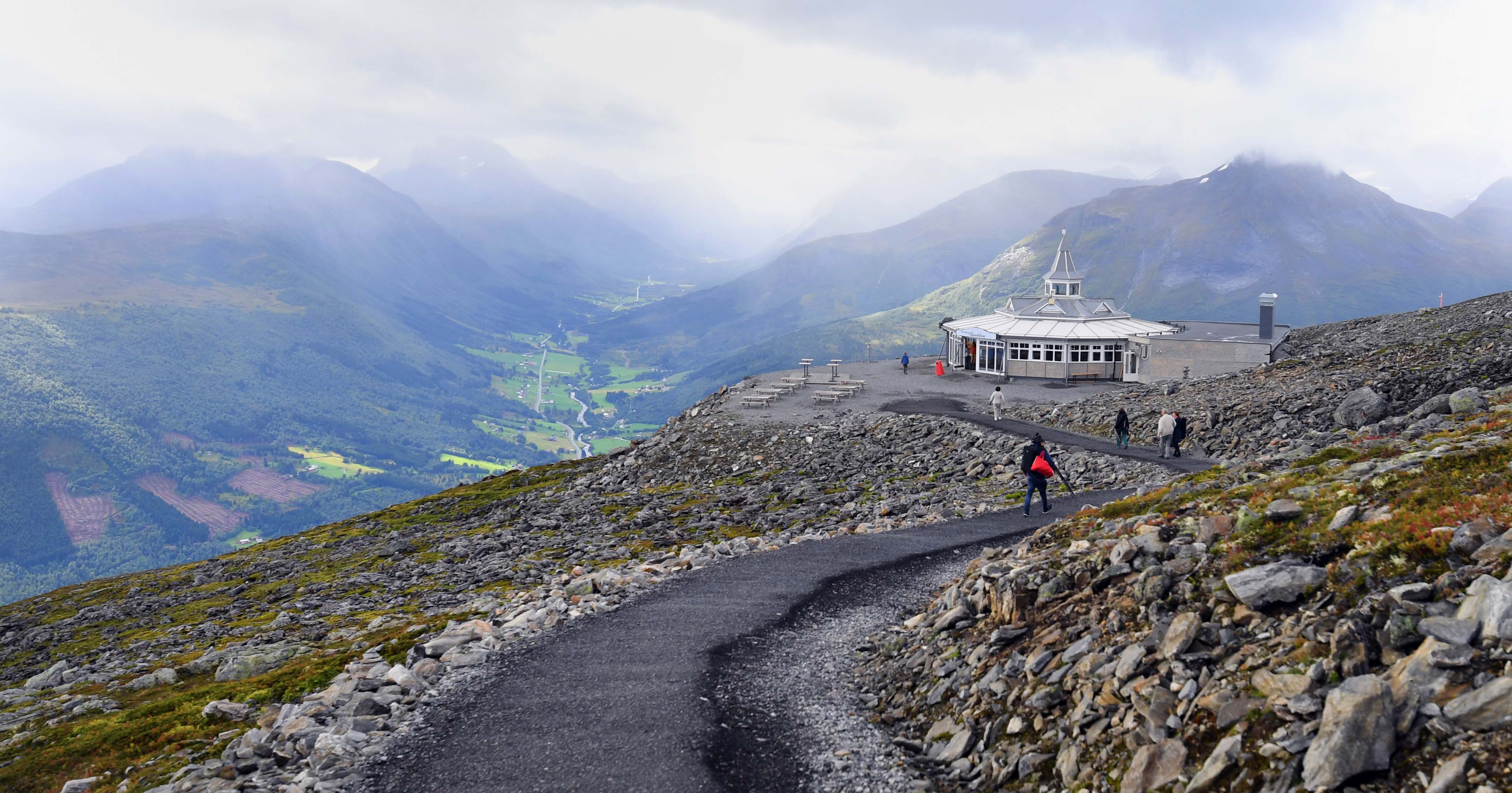 Fjord Panorama Restaurant ligger 1.042 meter over Stranda sentrum og en av arenaene for "Treffpunkt Stranda".