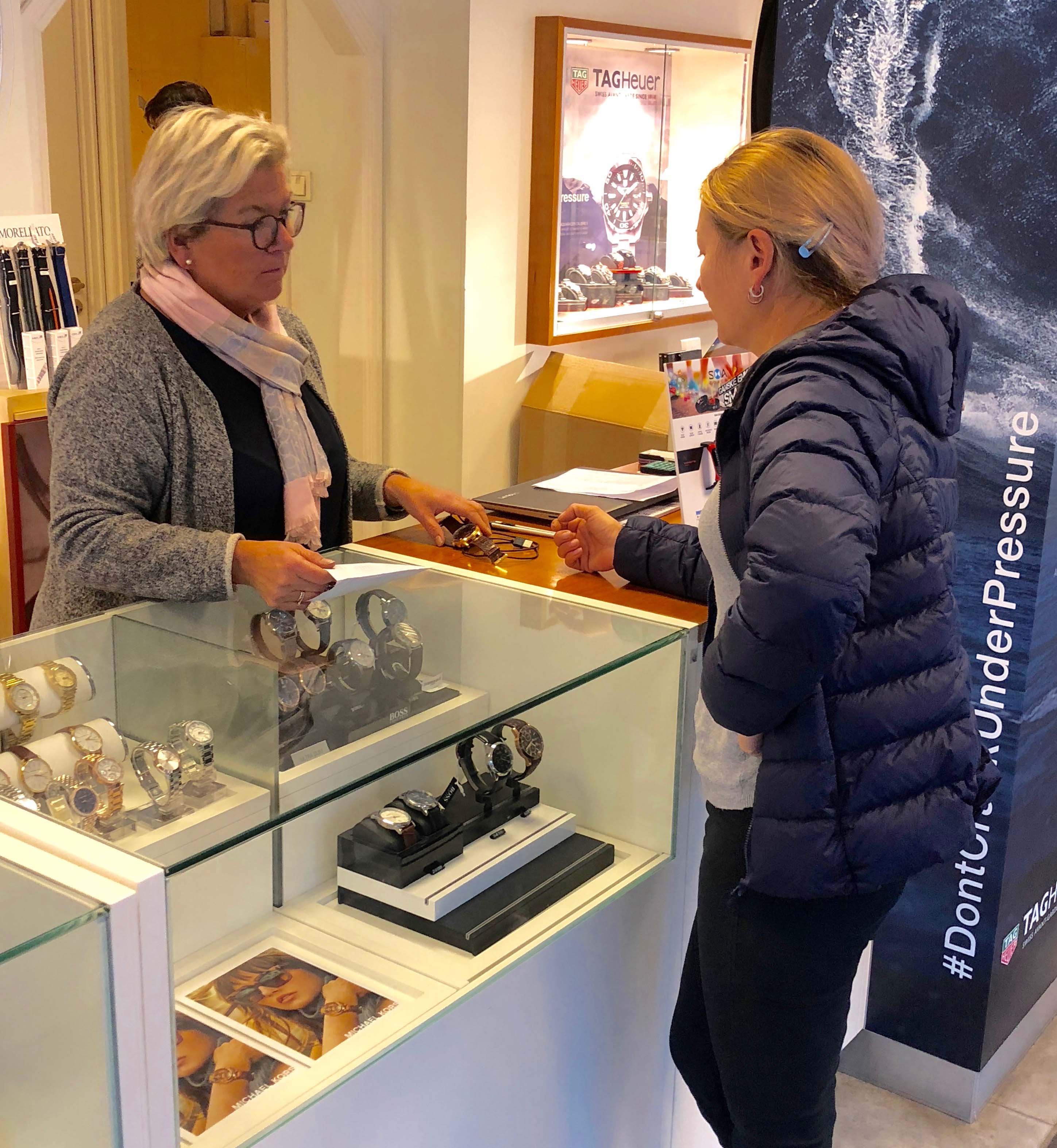 Det er ikke få kunder som har fått hjelp gjennom årene. Urmaker Nelvik er en betydelig del av vår byhistorie. Utrolige 90 år har gått siden oppstarten.