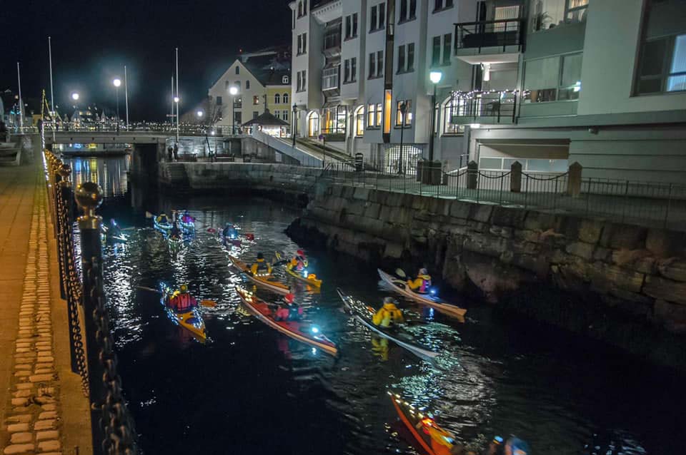 Bli med på en helt spesiell padletur i nattemørket i Ålesund. -Håpet er at dette blir en tradisjon som kanskje samler hundrevis av padlere like før jul, sier  Øystein Pilskog i Kajakkguiden