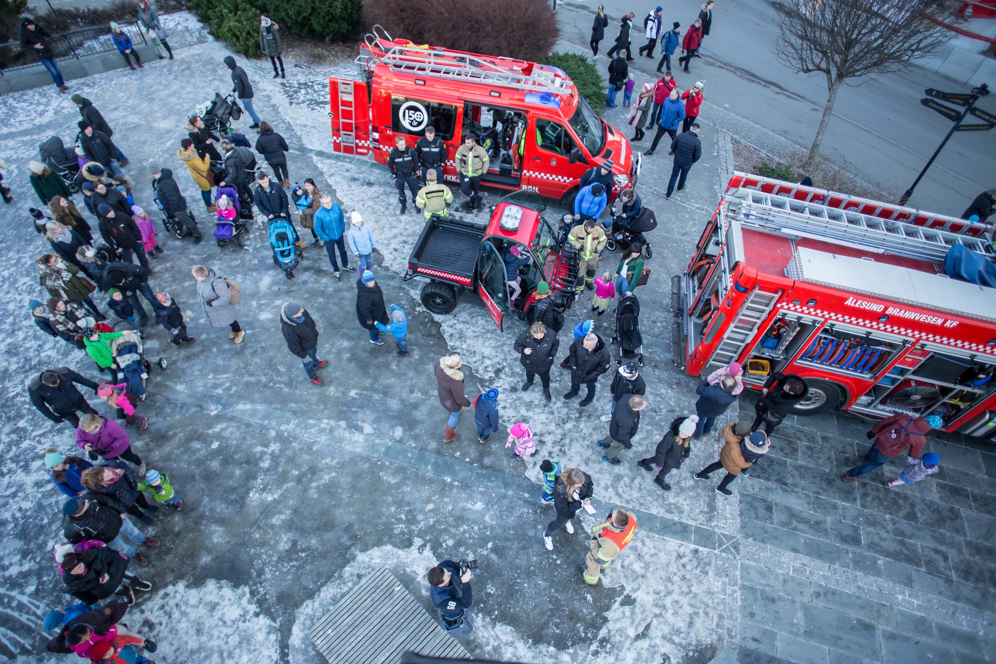 Tør du deg opp i stigebilen til Ålesund Brannvesen? Foto: Anne Marthe Vestre Berge, Bypatrioten