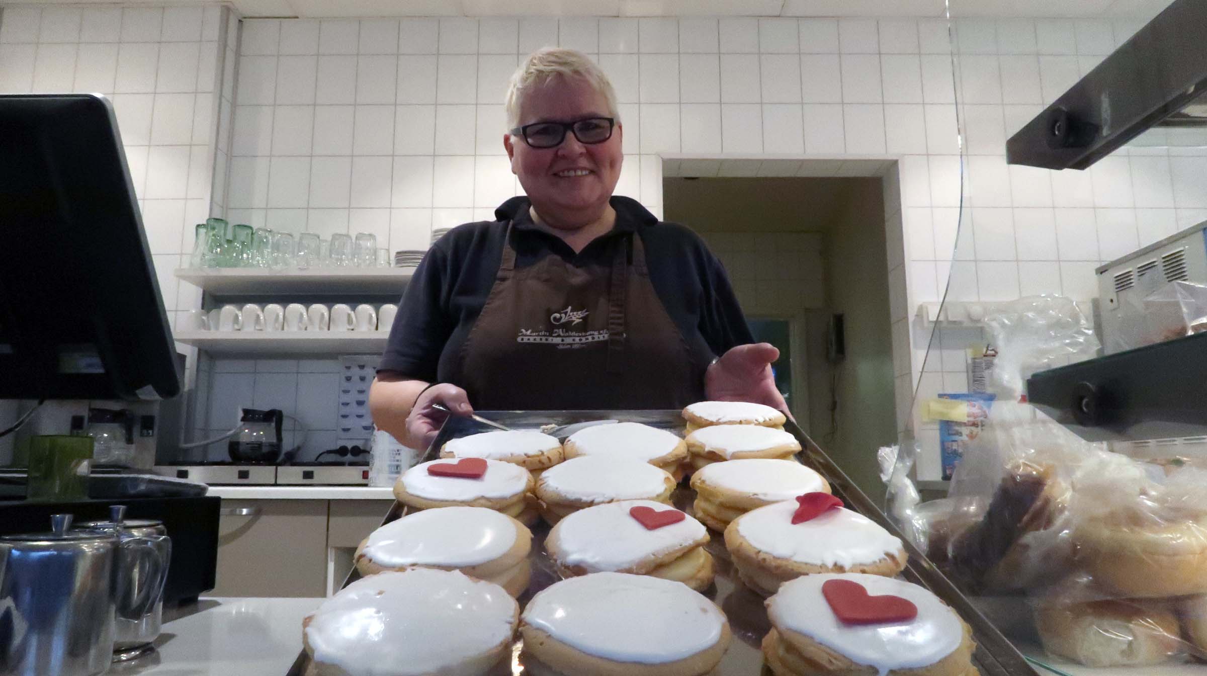 Kakene på baker Walderhaug er ferdigpyntet med hjerter.