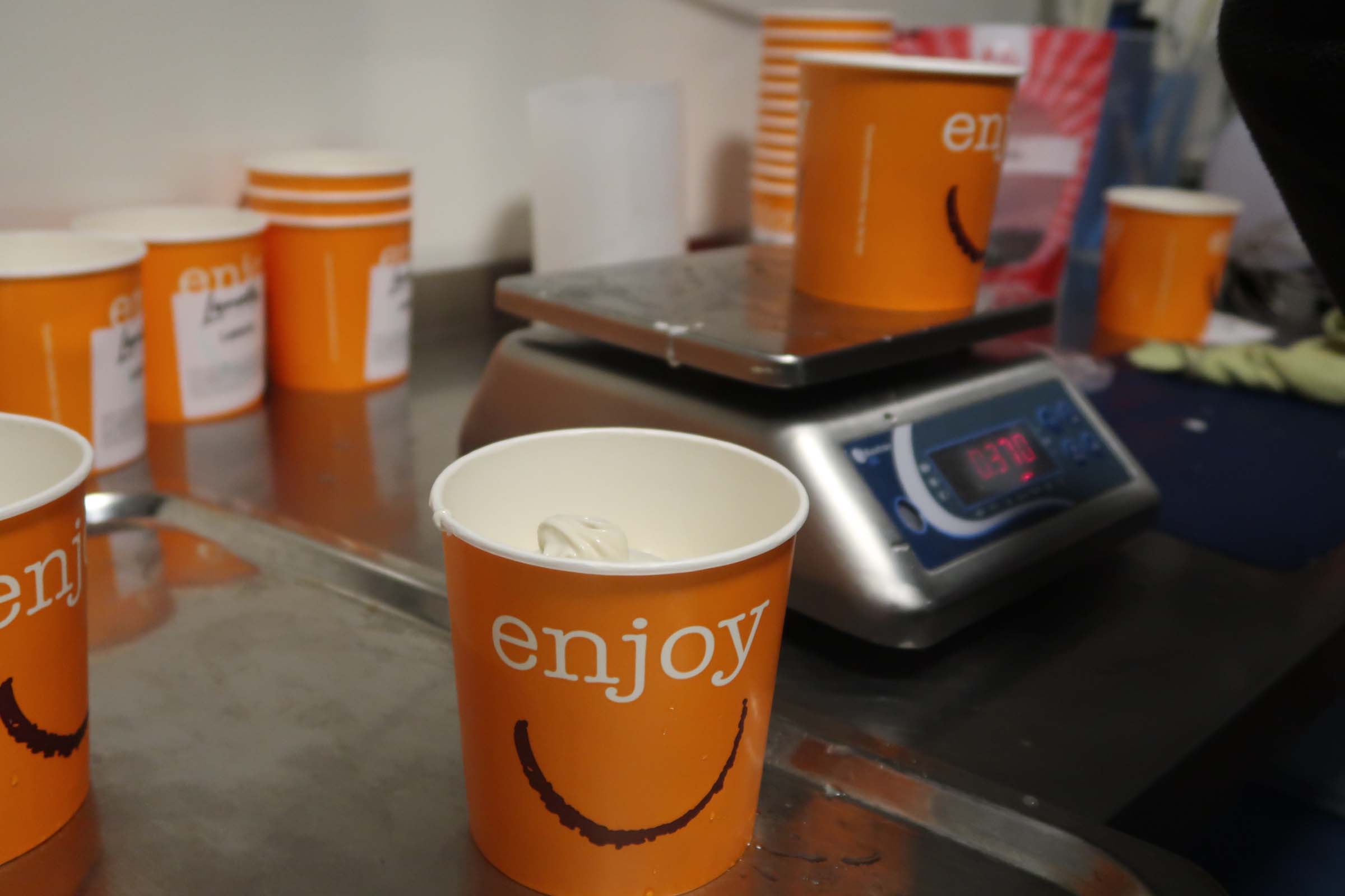 Det er en lang og nøye prosess før isen kommer i boksene sine og veies. Dirk har alltid noen ekstra gram i boksene, slik at kundene ikke får mindre enn de betaler for.