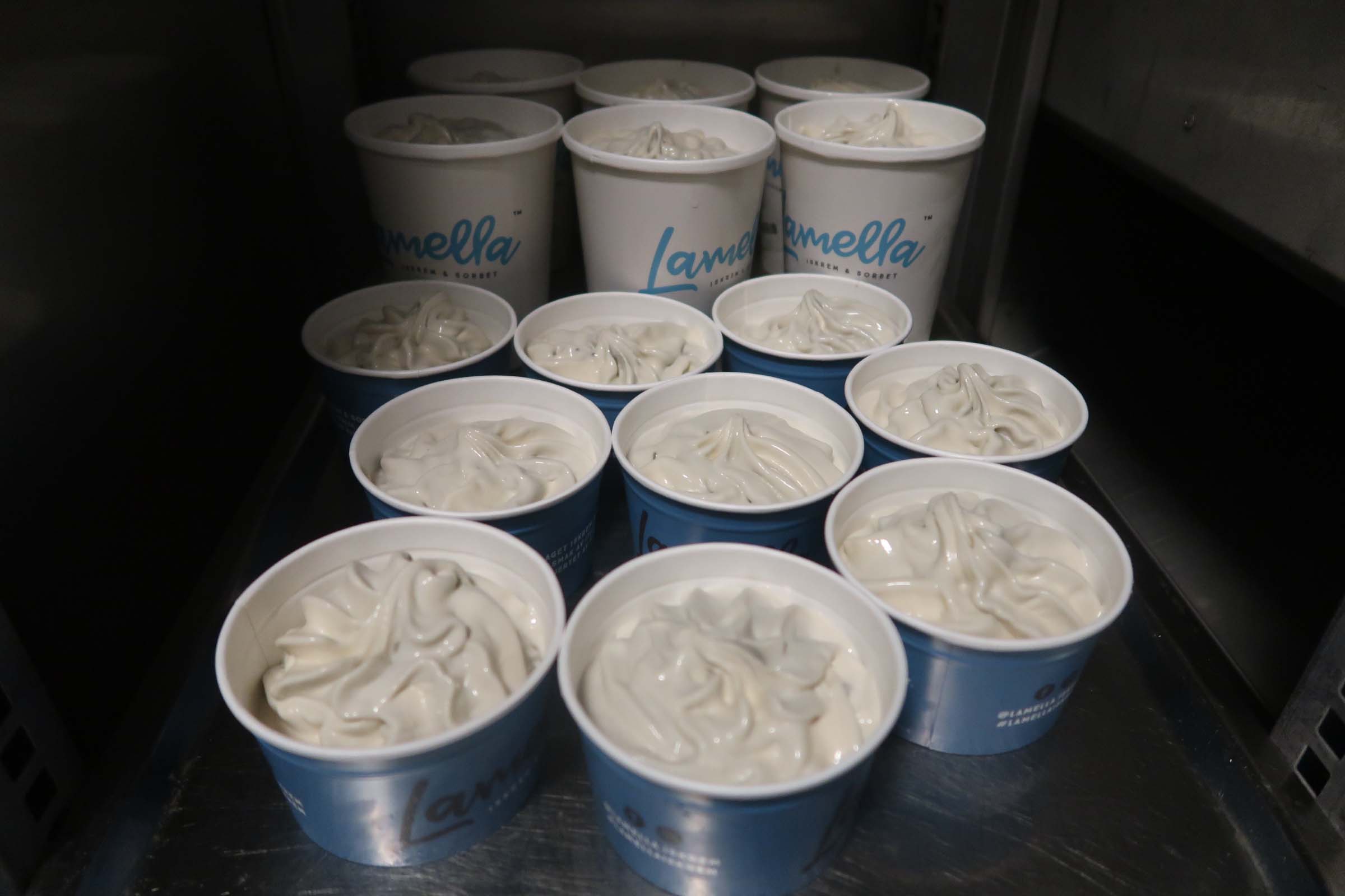 De første porsjonsboksene har ankommet Lamella hvor Dirk har fylt dem med herlig iskrem med lakrissmak.