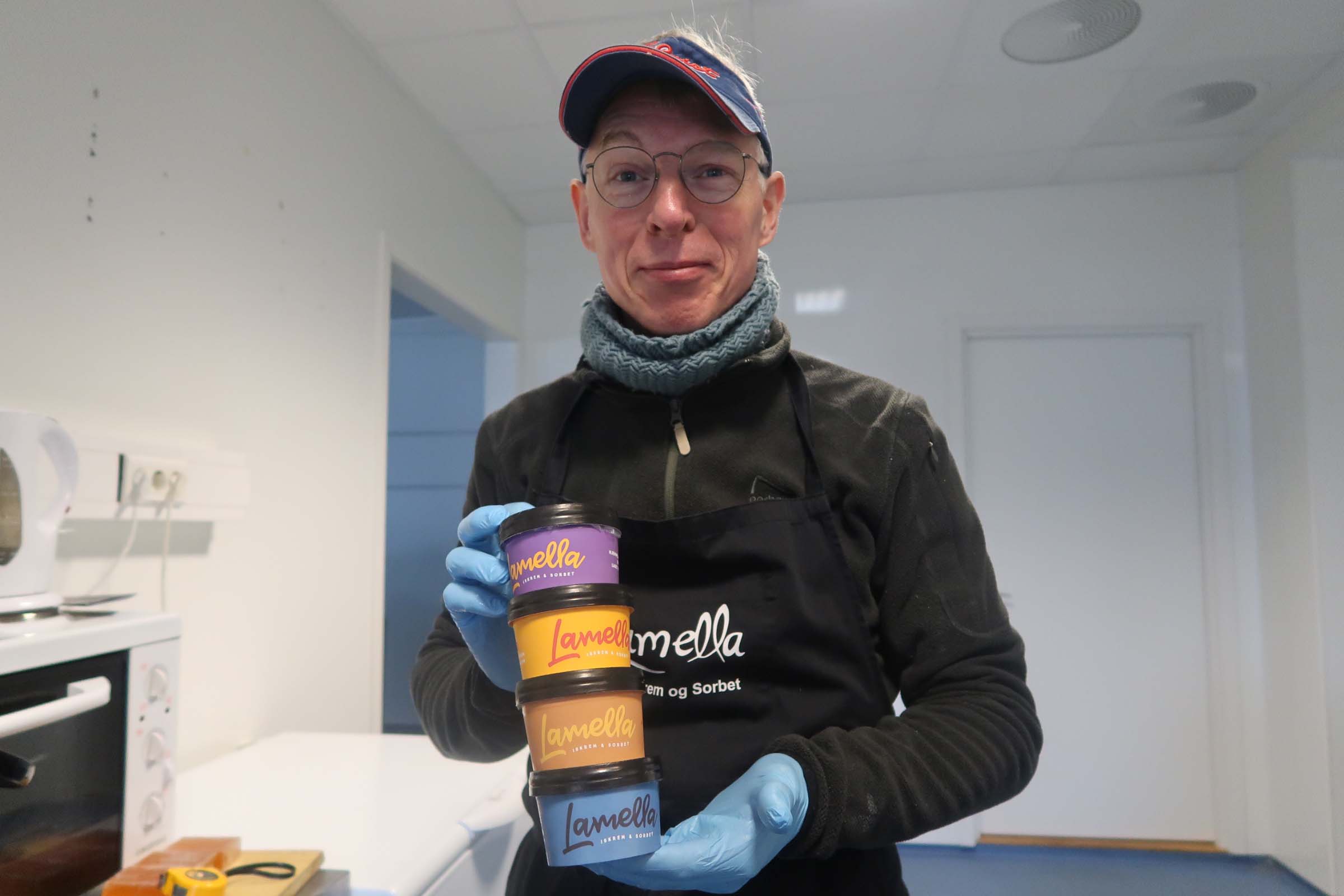 I løpet av kort tid håper Dirk at folk kan kjøpe med seg en av de bestselgende smakene fra butikk; lakris, salted caramell, sjokolade og hot mango sorbet.