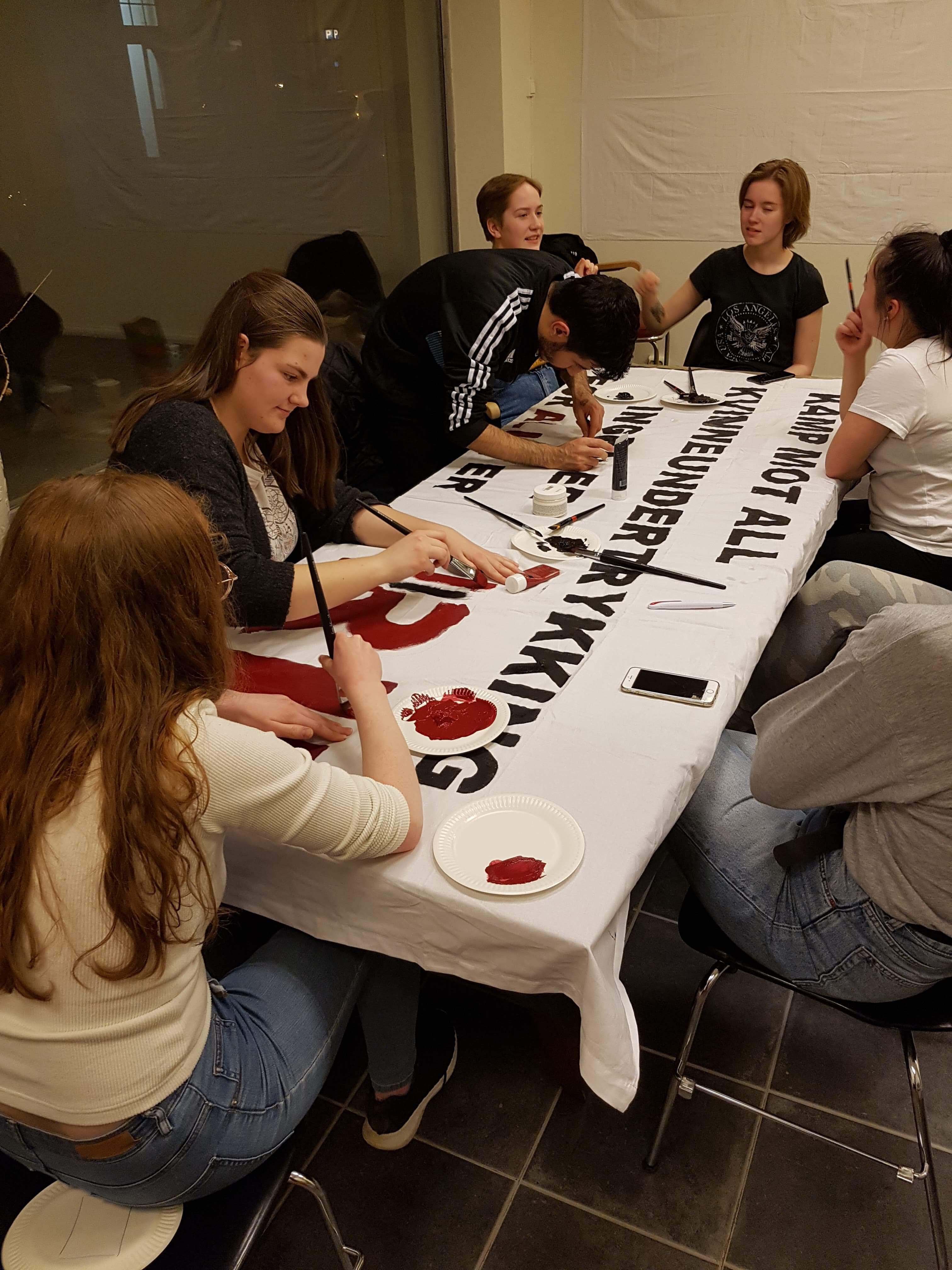 Her er parolegjengen i full sving med å få alt klart til fredag. Ikke alle er med på bildet, men det er ikke noe tvil om at det finnes mange engasjerte ungdommer i Ålesund.