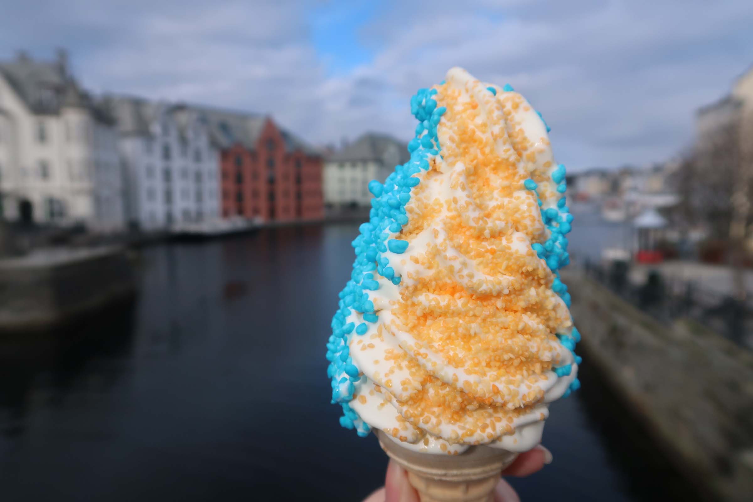 Ta gjerne en softis med rette fargene i byen, før du slutter deg til supportertoget som skal gå samlet til Color Line Stadion. Det blir en fin søndag i byen folkens.