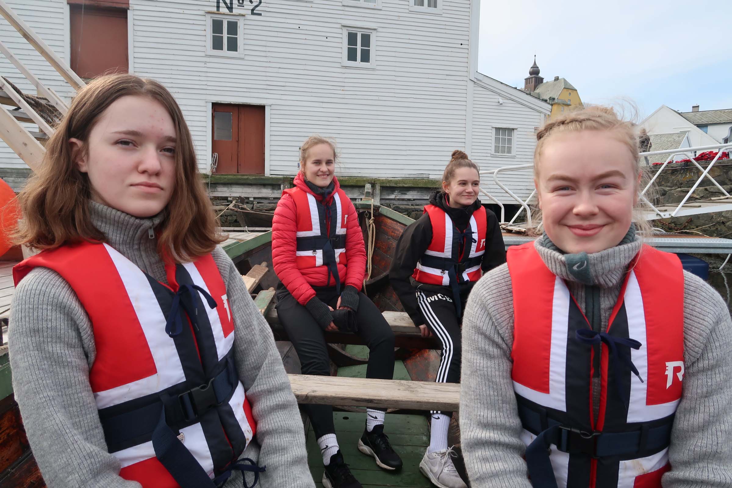 Fornøyde elever etter en lang dag med både teori og praksis.