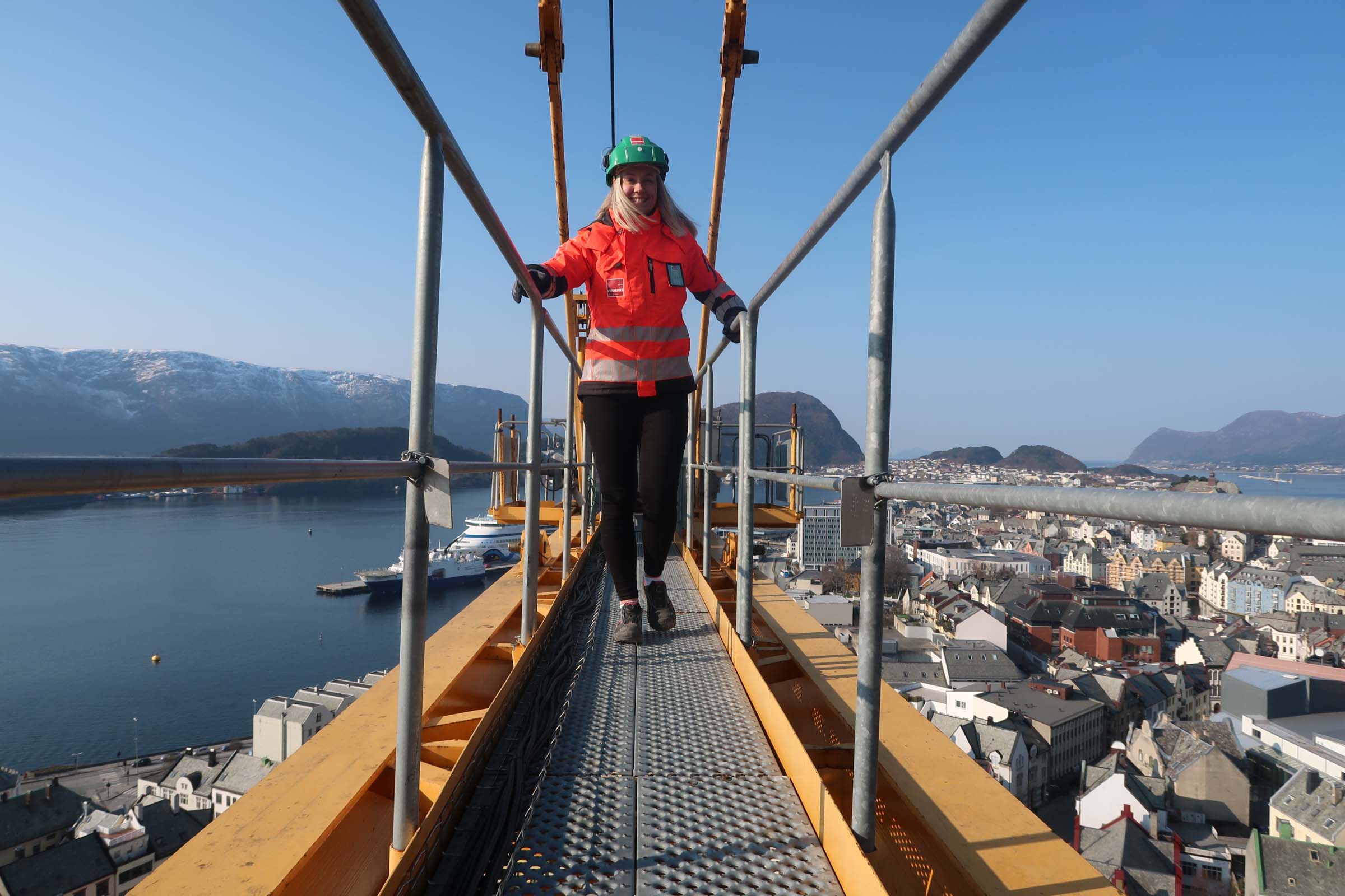 - Det er veldig fint å få jobbe med bybadet. Det er spennende med noe nytt som vi ikke har i Ålesund. Og så vet jeg at det vi bygger er noe folk blir glade for og noe folk kan bruke, forklarer Thea.