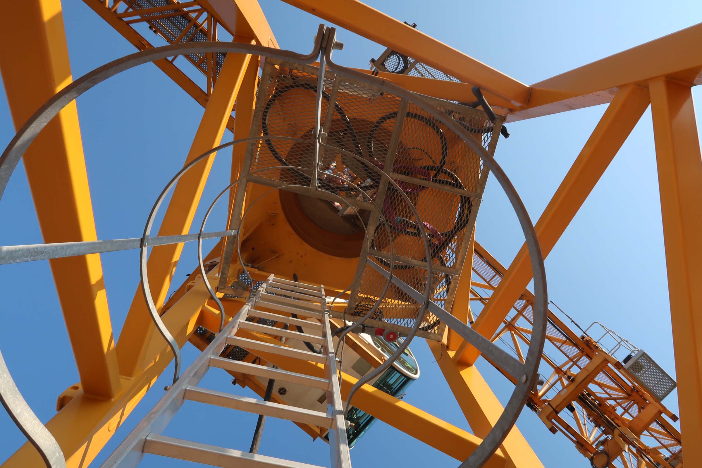 – Hei, kommer dere hele veien opp, hører vi en stemme et par trapper opp. Ikke alle tør å våge seg hele veien opp, men for Erik er ikke det en sak. Det er bare sånn det er og han er vant til det. Kranen har 70 meter rekkevidde og har god teknologi innebygd slik at ikke noe skal gå galt.